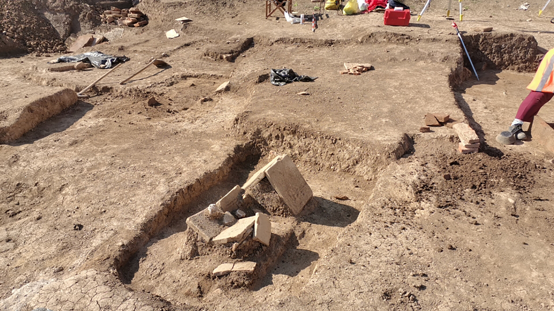 Niš, arheološki lokalitet u Nišu, zena je Tanja Miladinovic a muškarac arheolog Aleksić