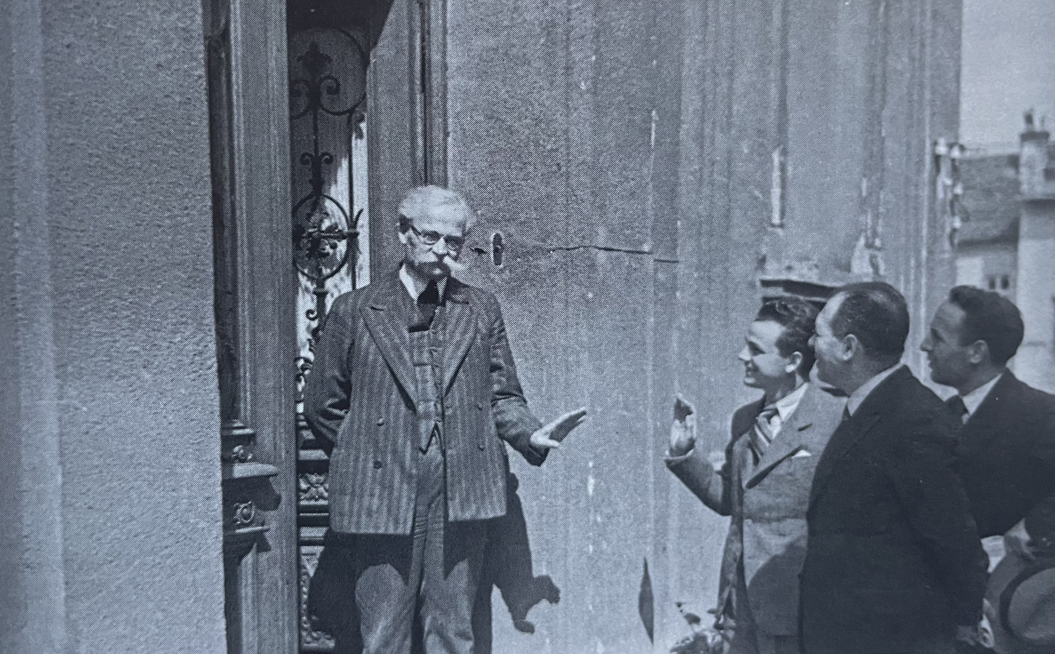 Jovan Jovanović Pižon sa novinarima (1936) Foto Svetozar Grdijan - Muzej grada Beogrda