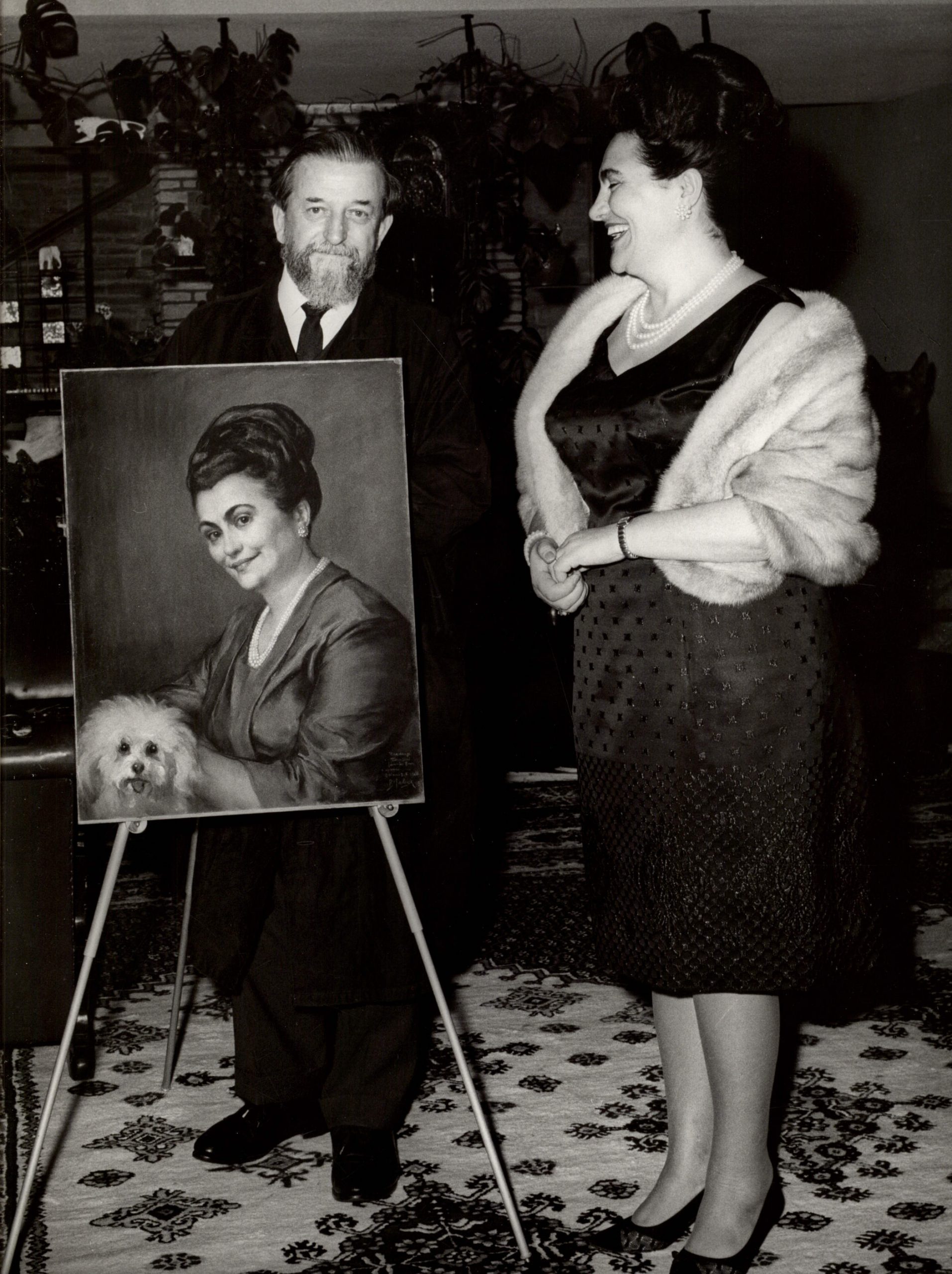 1652784706-9.-Jovanka-Broz-sa-slikarom-Jakcem_1966-scaled.jpg