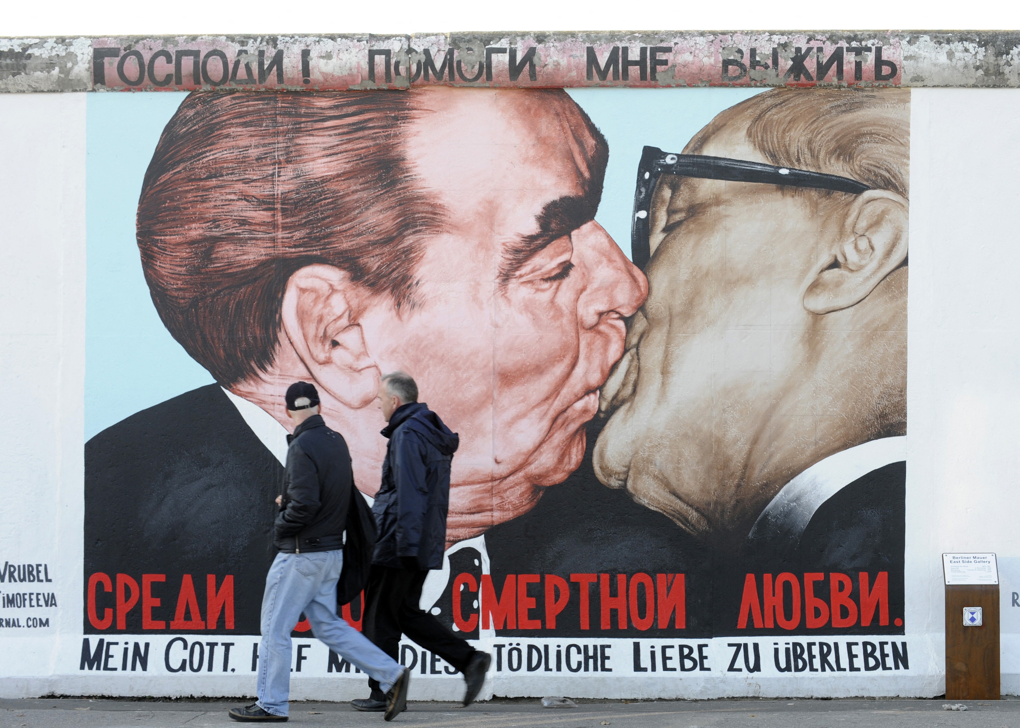 Brežnjev i Honeker na Berlinskom zidu Foto profimedia-0039594292