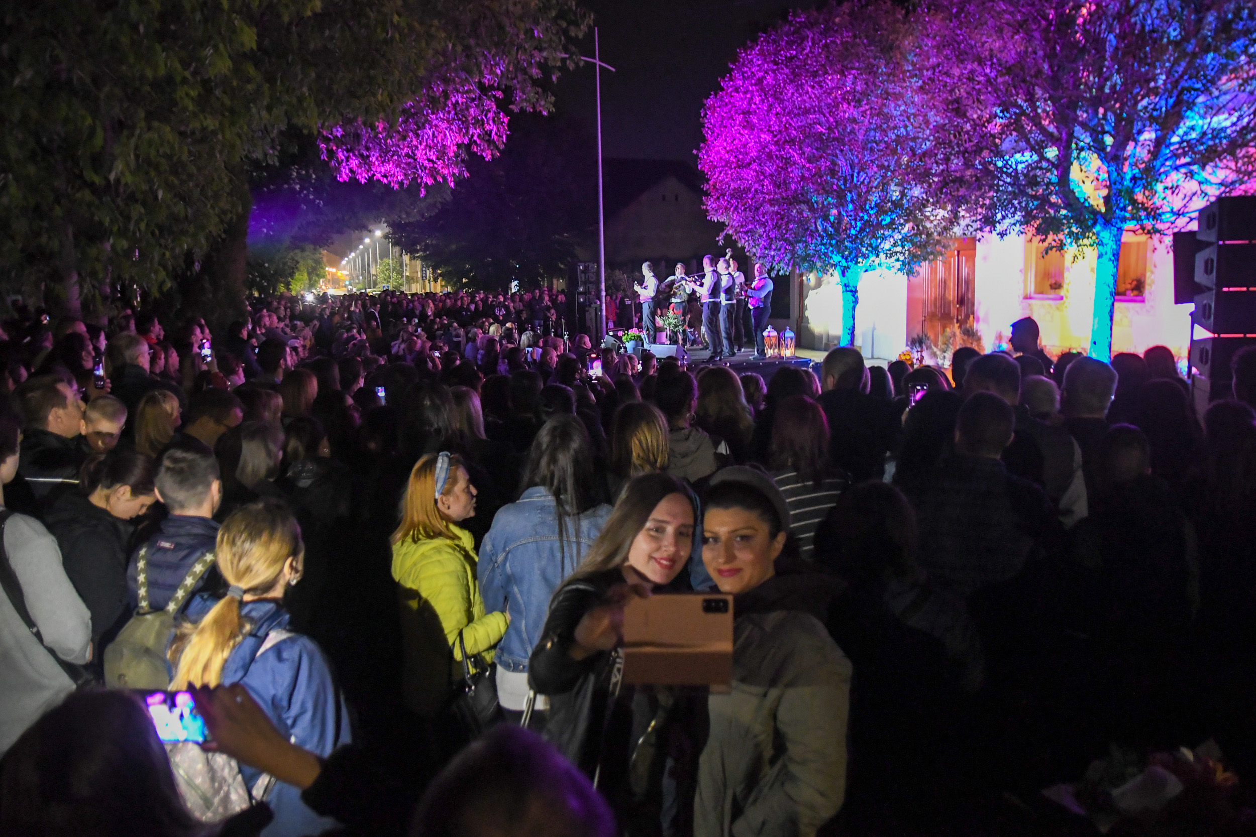 Novi Sad 29.04.2022 Predstavljanje ljubavne antologije pesama Djordja Balasevica i premijera do sada neobjavljene pesme ispred rodne kuce u ulici Jovana Cvijica foto Nenad Mihajlovic