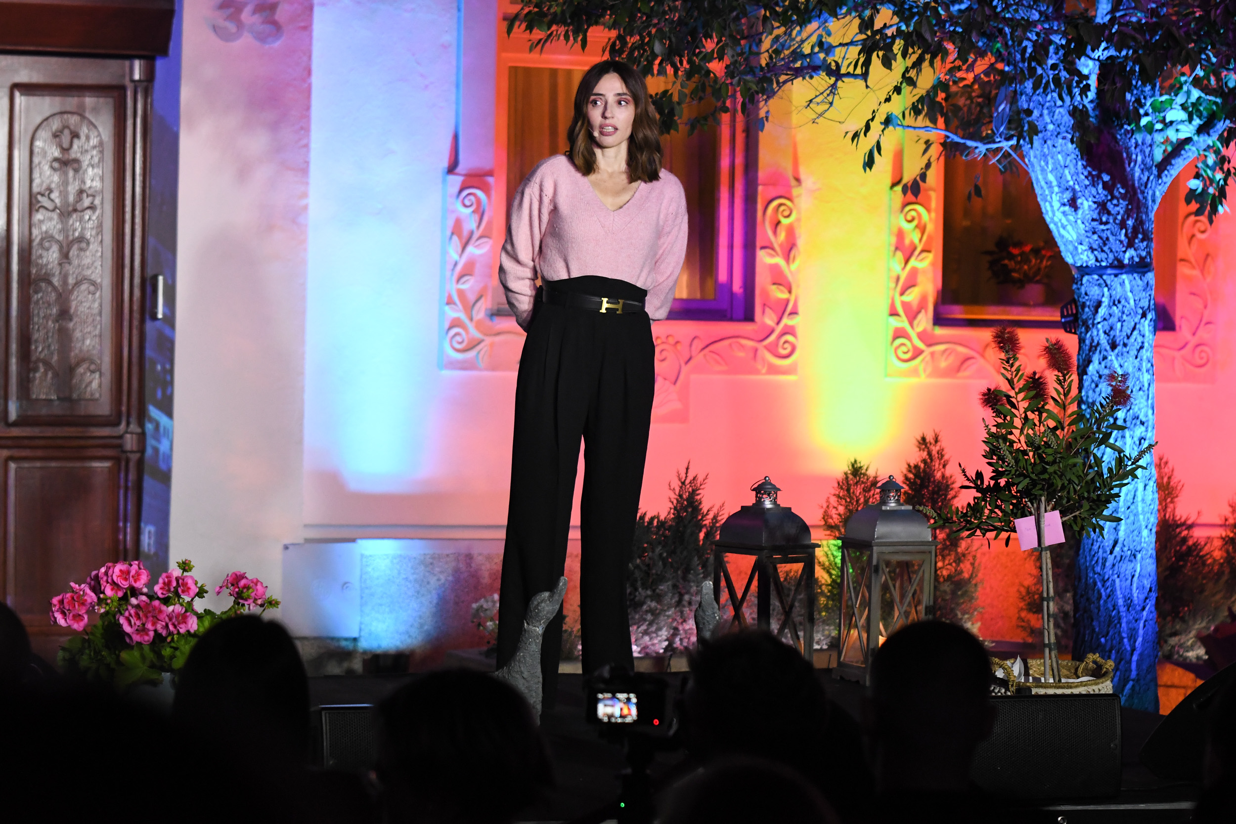 Novi Sad 29.04.2022 Predstavljanje ljubavne antologije pesama Djordja Balasevica i premijera do sada neobjavljene pesme ispred rodne kuce u ulici Jovana Cvijica Jovana Balasevic foto Nenad Mihajlovic