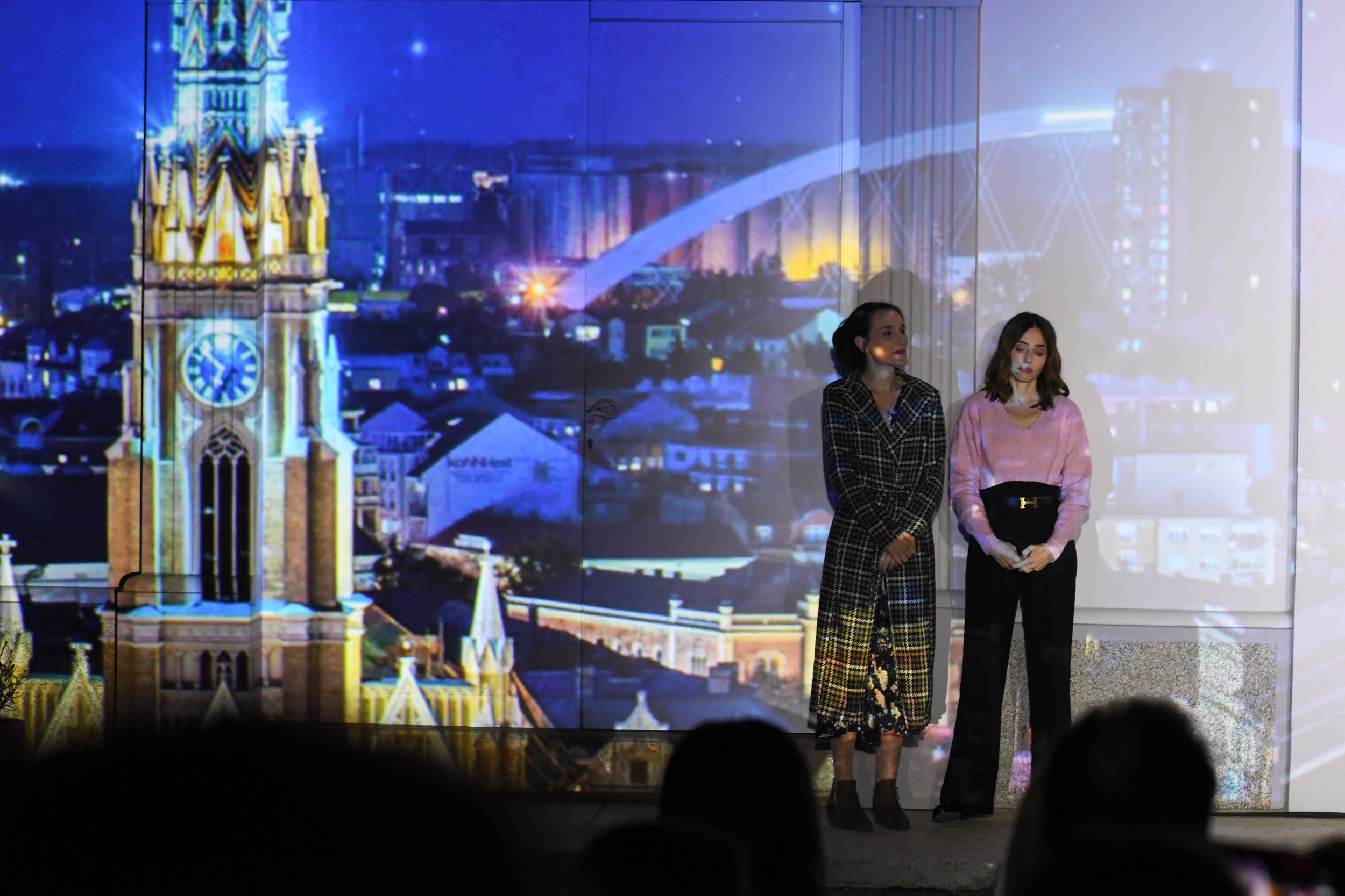 Novi Sad 29.04.2022 Predstavljanje ljubavne antologije pesama Djordja Balasevica i premijera do sada neobjavljene pesme ispred rodne kuce u ulici Jovana Cvijica Jelena Beba i Jovana Balasevic foto Nenad Mihajlovic
