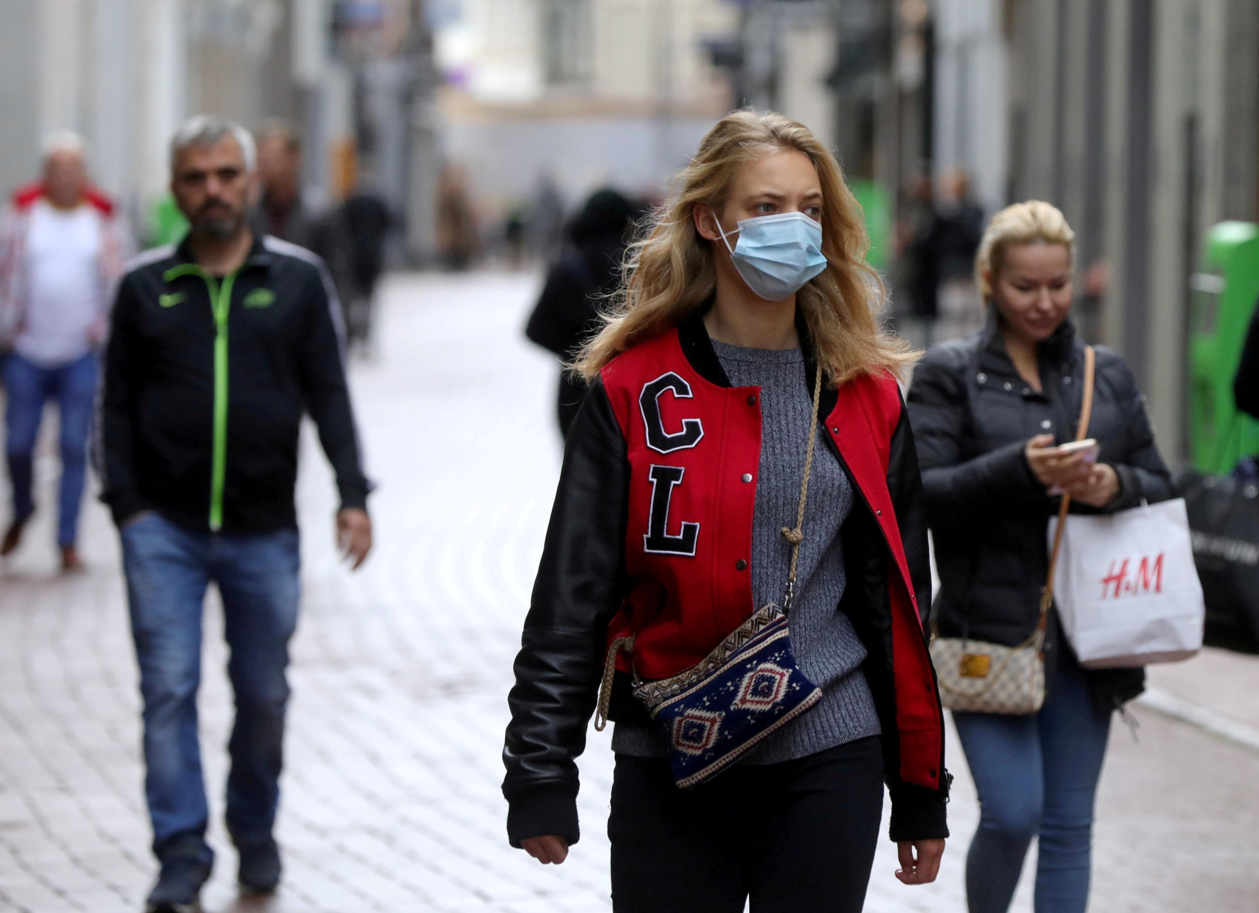 Holandija koronavirus FILE PHOTO: People with and without masks shop in Amsterdam