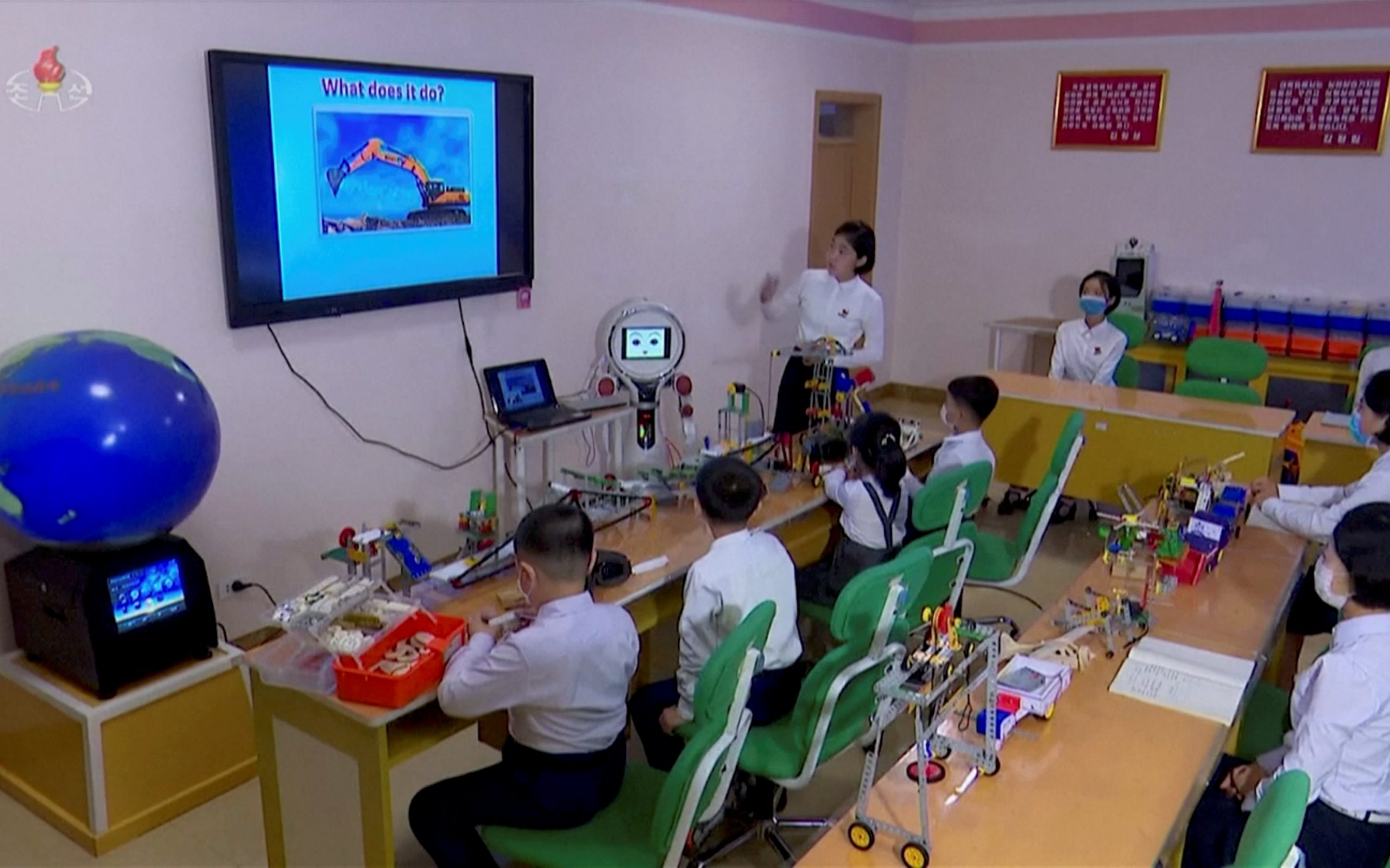 1638276549-2021-11-03T103915Z_1870175389_RC2YMQ9XQFAG_RTRMADP_3_NORTHKOREA-EDUCATION-ROBOTS-scaled.jpg