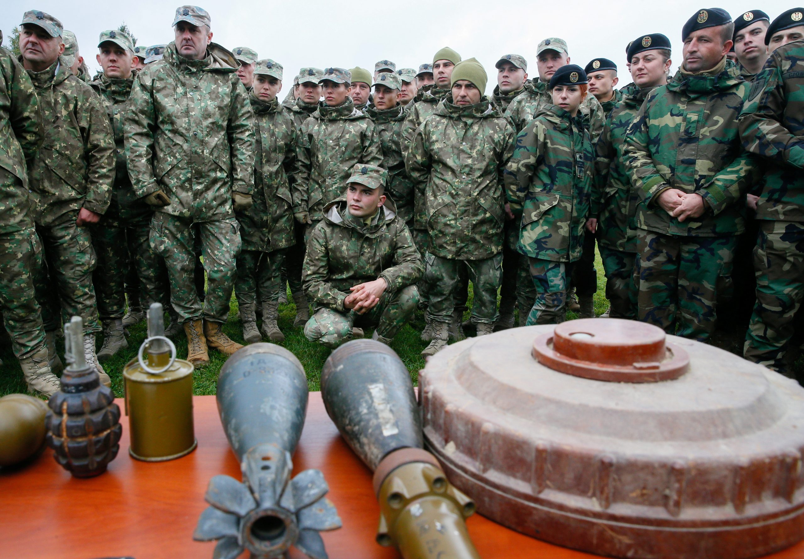 Servicemen of the U.S. and Ukrainian armies attend the "RAPID TRIDENT-2021" military exercise at Ukraine's International Peacekeeping Security Centre near Yavoriv in the Lviv region, Ukraine September 20, 2021. REUTERS/Gleb Garanich