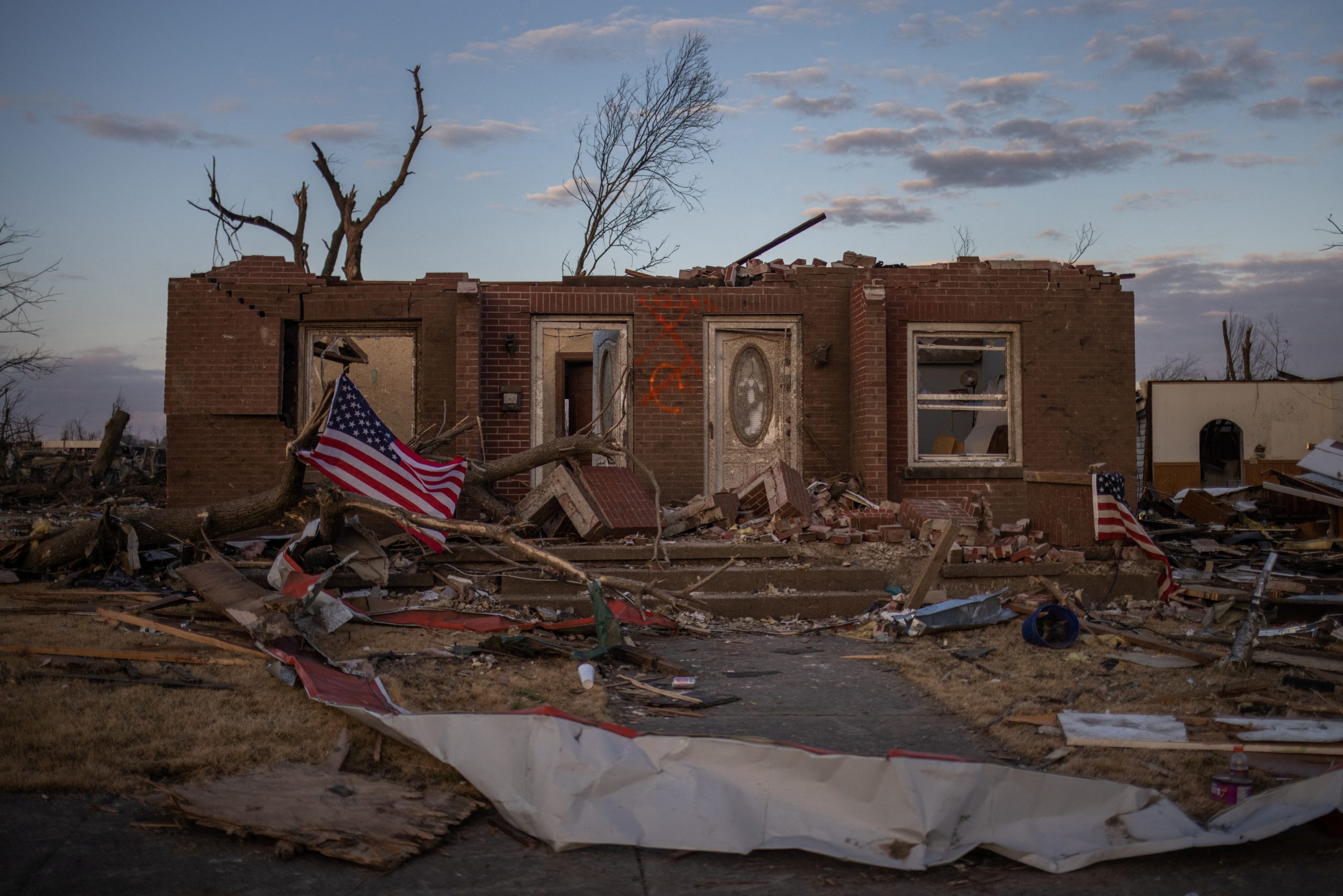 Kentaki, tornado
A U.S. flag is tied to a fallen tree in front of a destroyed residence in the aftermath of a tornado in Mayfield, Kentucky, U.S. December 14, 2021. REUTERS/Adrees Latif