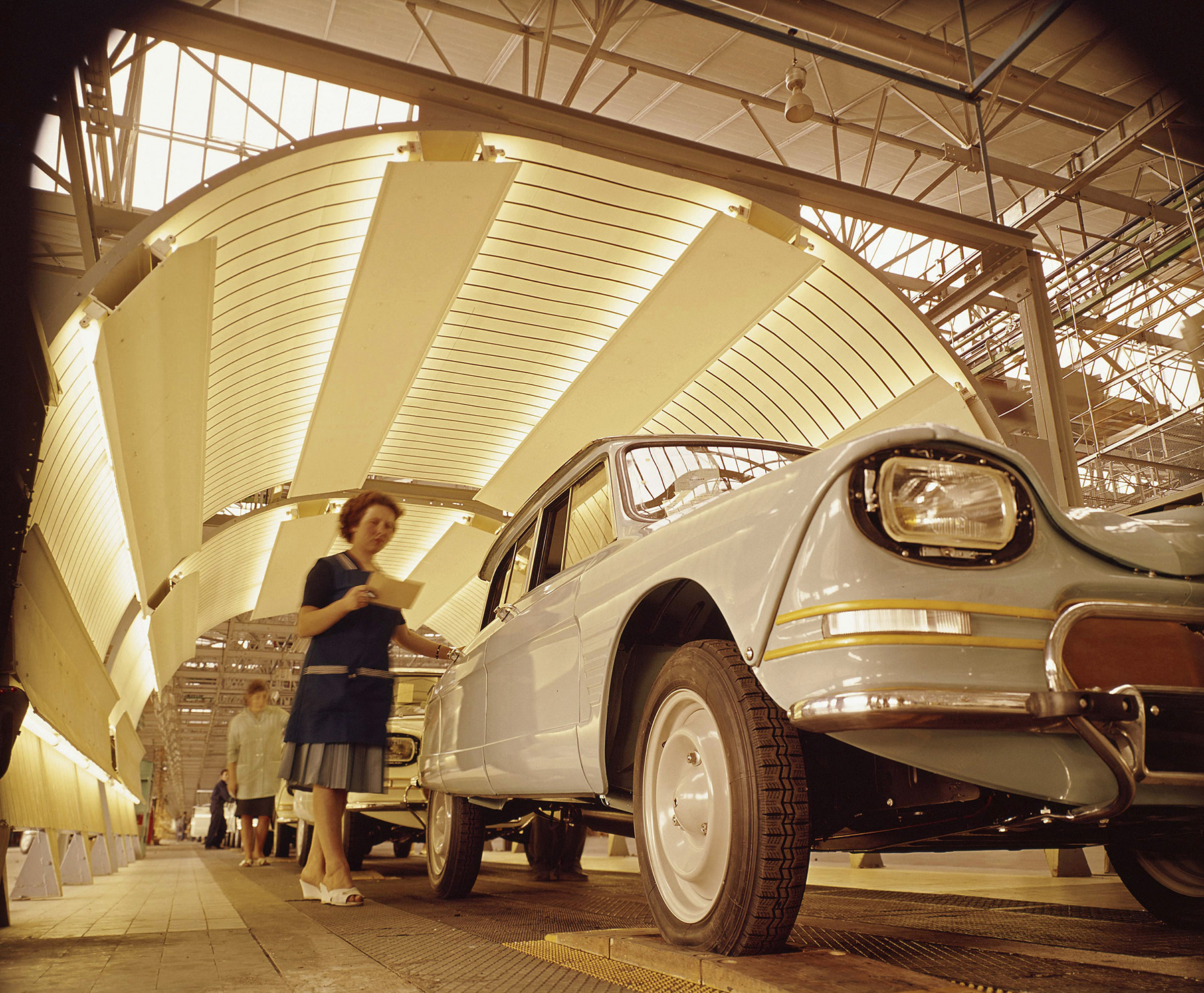 Image Exclusive * Europe, France, Bretagne, Ille-et-Vilaine, Chartres de Bretagne. Ouvrières au travail près du tunnel de contrôle des  Ami 6 en 1965. Utilisation éditoriale uniquement, nous contacter pour toute autre utilisation