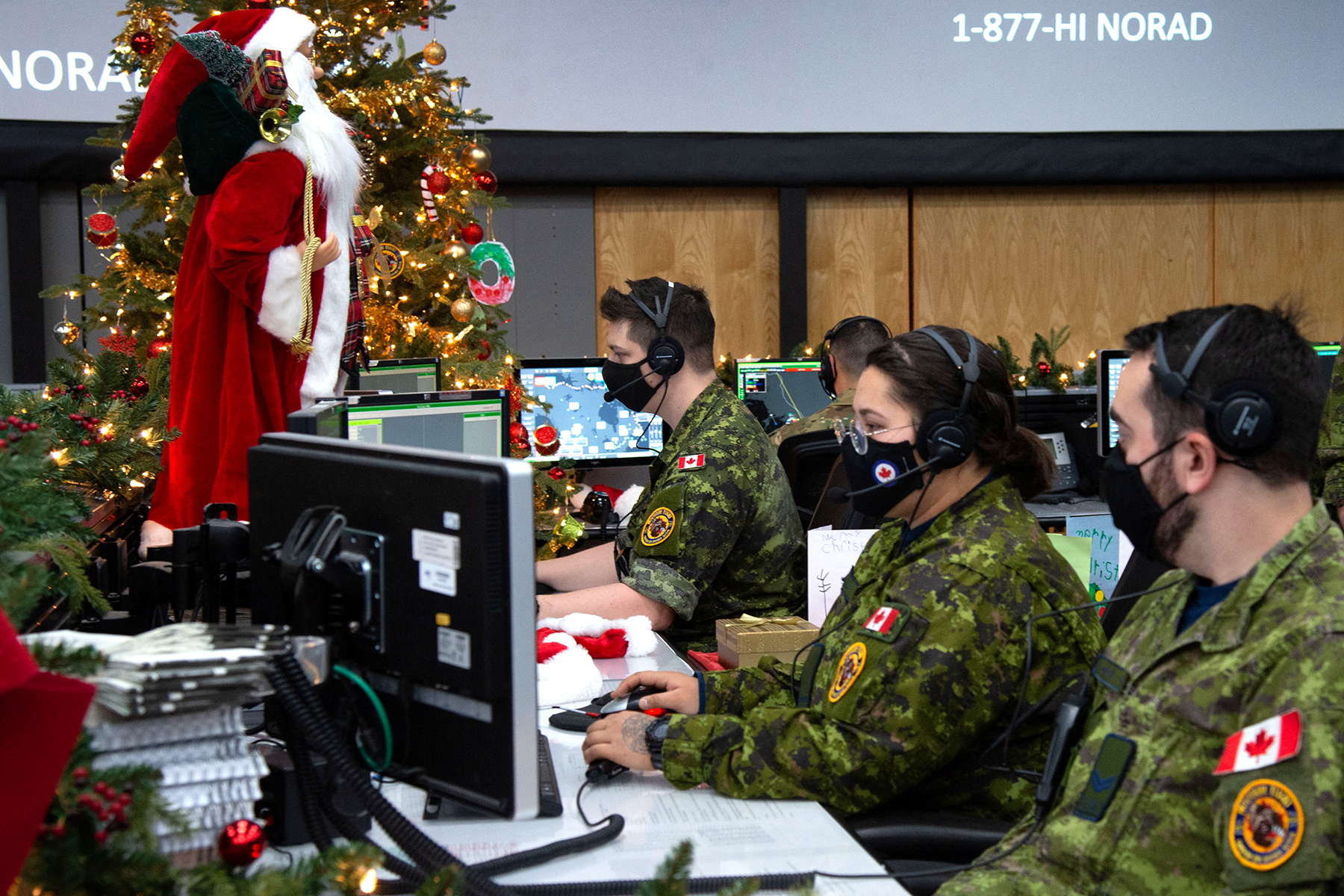 1640385917-2021-12-24T141635Z_1360495996_RC22LR9HKJZP_RTRMADP_3_CHRISTMAS-SEASON-NORAD.JPG