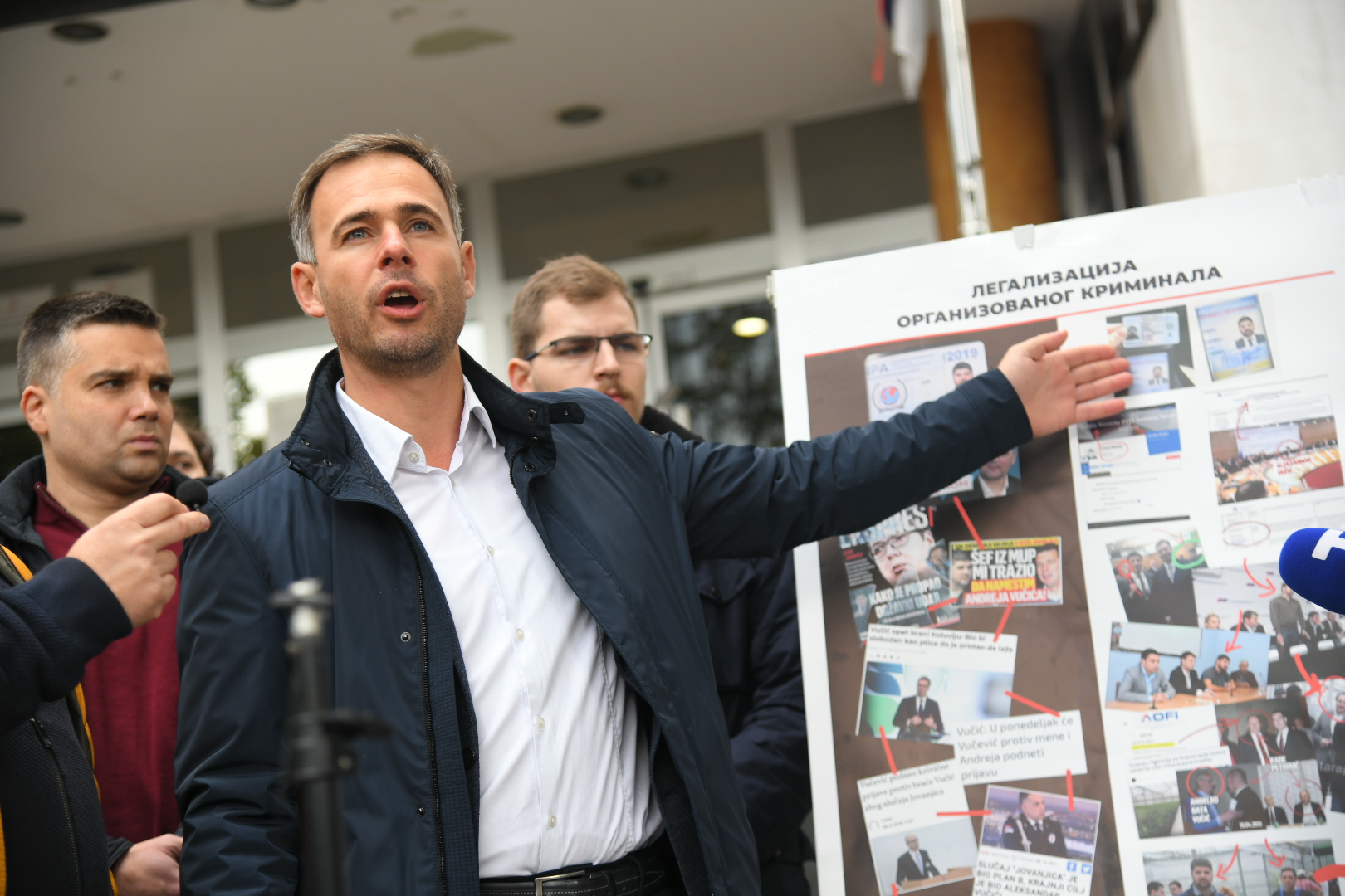 BEOGRAD - Opozicione stranke održaće zajednički konferenciju za novinare. Medijima će se obratiti Srđan Milivojević iz Demokratske stranke, Marinika Tepić iz Stranke slobode i pravde i Miroslav Aleksić iz Narodne stranke. opozicija