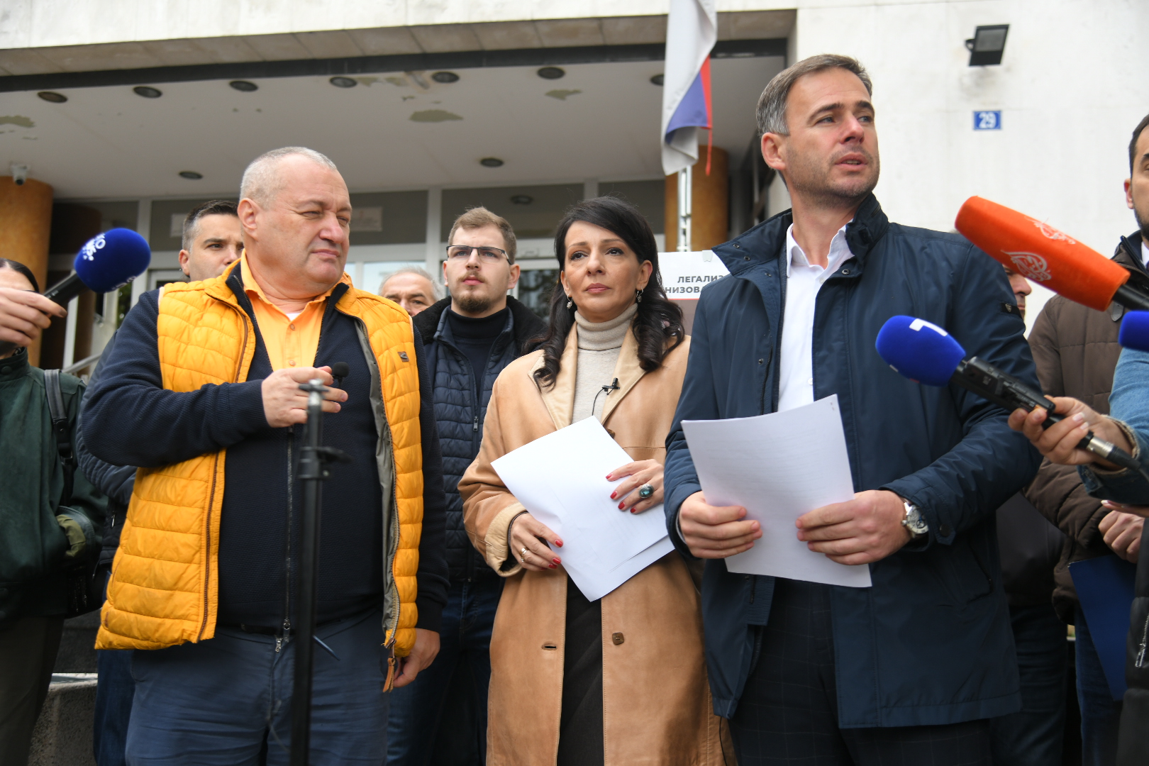 BEOGRAD - Opozicione stranke održaće zajednički konferenciju za novinare. Medijima će se obratiti Srđan Milivojević iz Demokratske stranke, Marinika Tepić iz Stranke slobode i pravde i Miroslav Aleksić iz Narodne stranke. opozicija