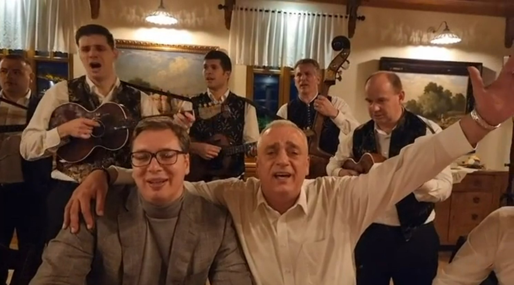 aleksandar vucic kafana foto instagrambuducnostsrbijeav (1)