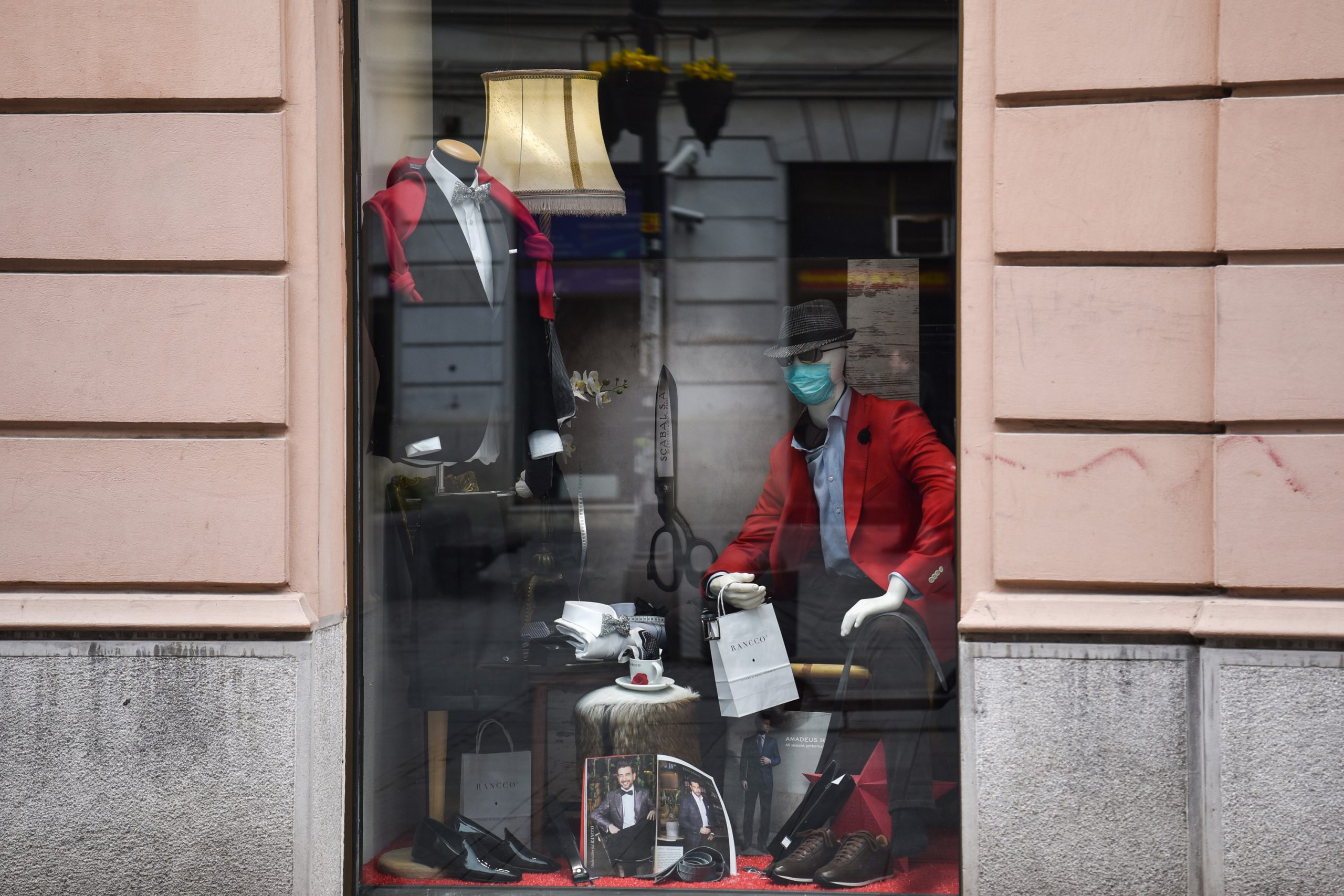 Beograd 22.03.2020 policijski cas od 17h, vanredno stanje, prazne ulice izlog zaštitna maska Foto: Nemanja Jovanović/ Nova.rs