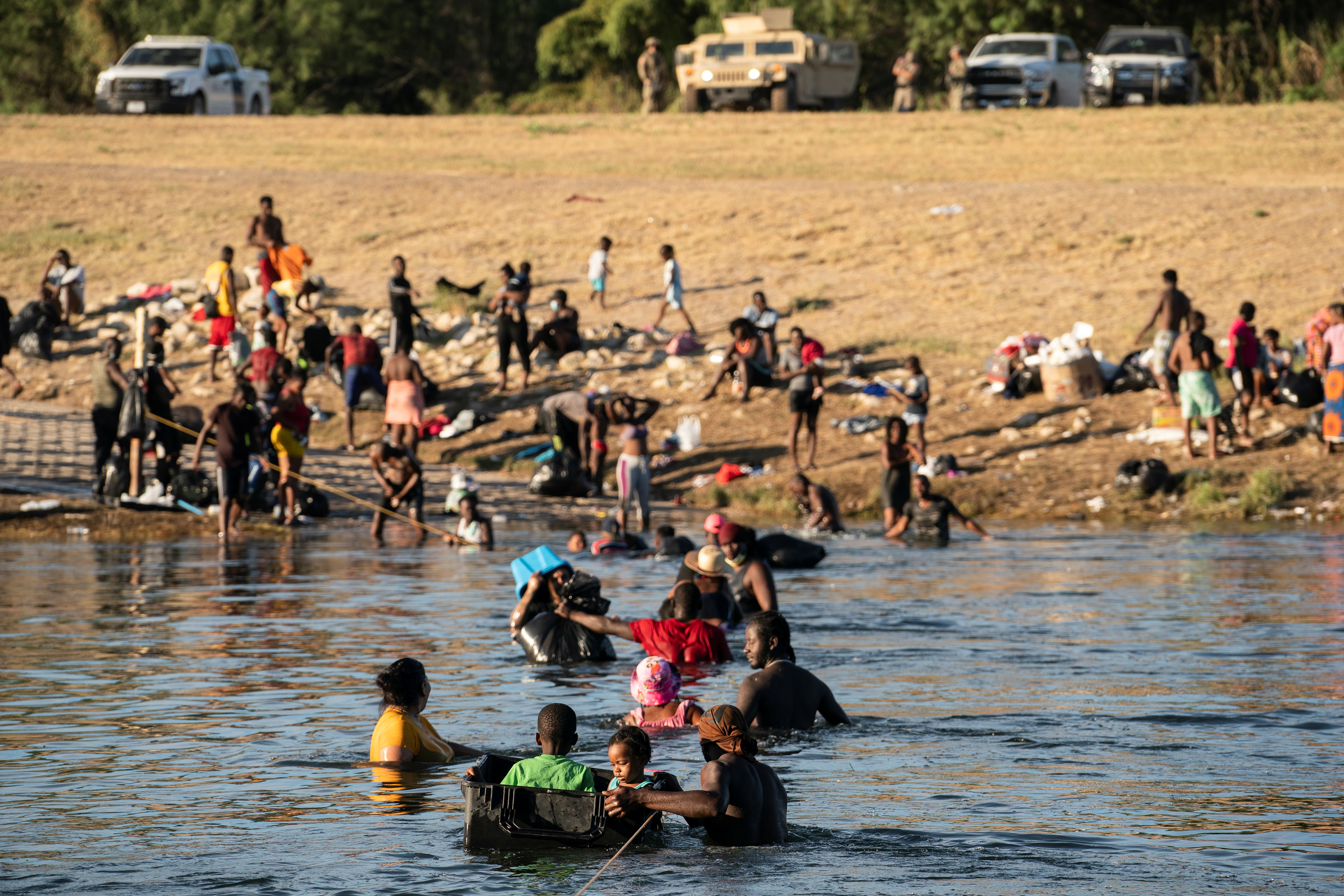 migranti haiti amerika, Asylum-seeking migrants in the U.S. return back to the Mexican side of the border in Ciudad Acuna, Mexico