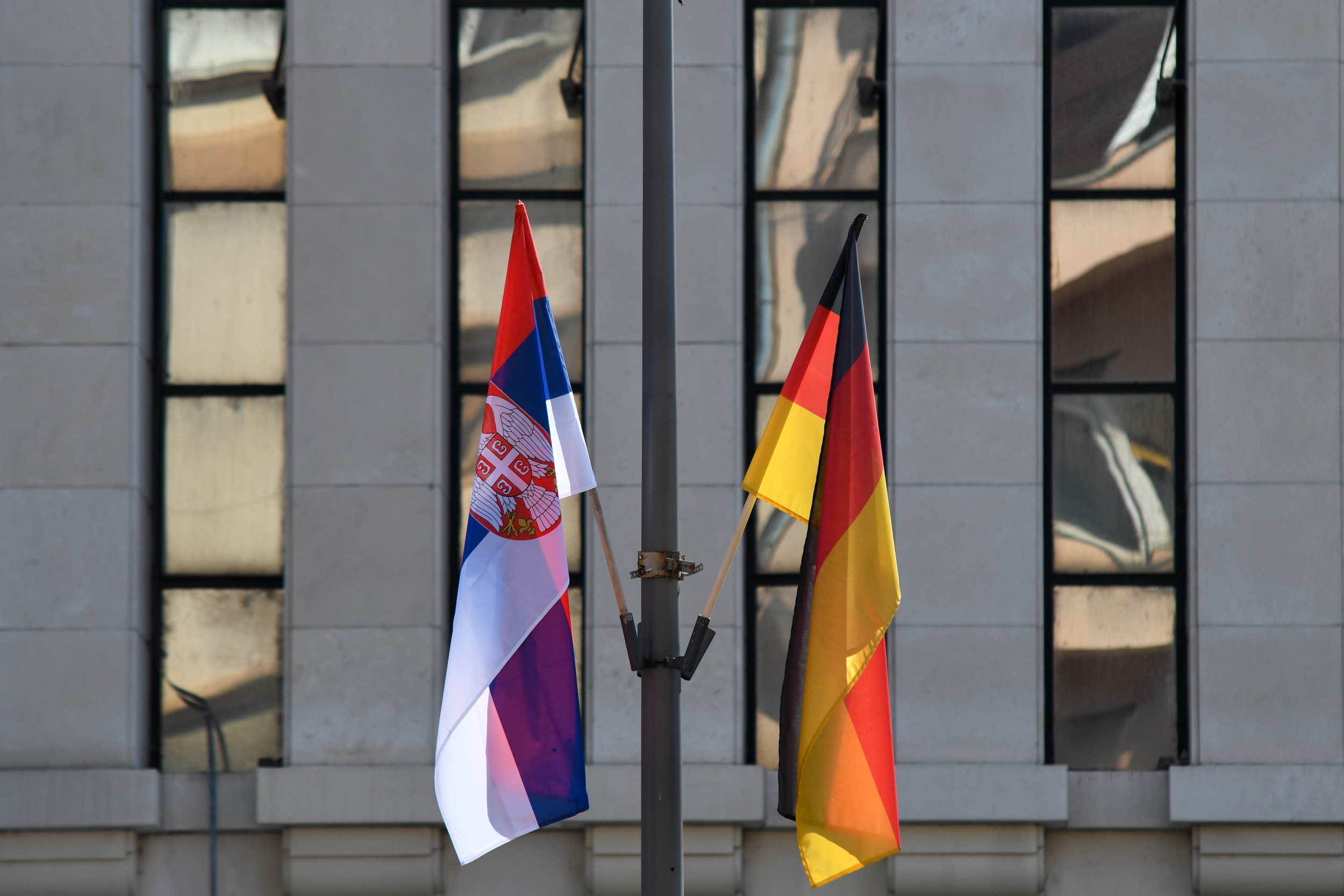 Novi Sad 13. septembar 2021. Zastave Nemacke za Angelu Merkel dobrodoslica Foto:Nenad Mihajlović/Nova.rs