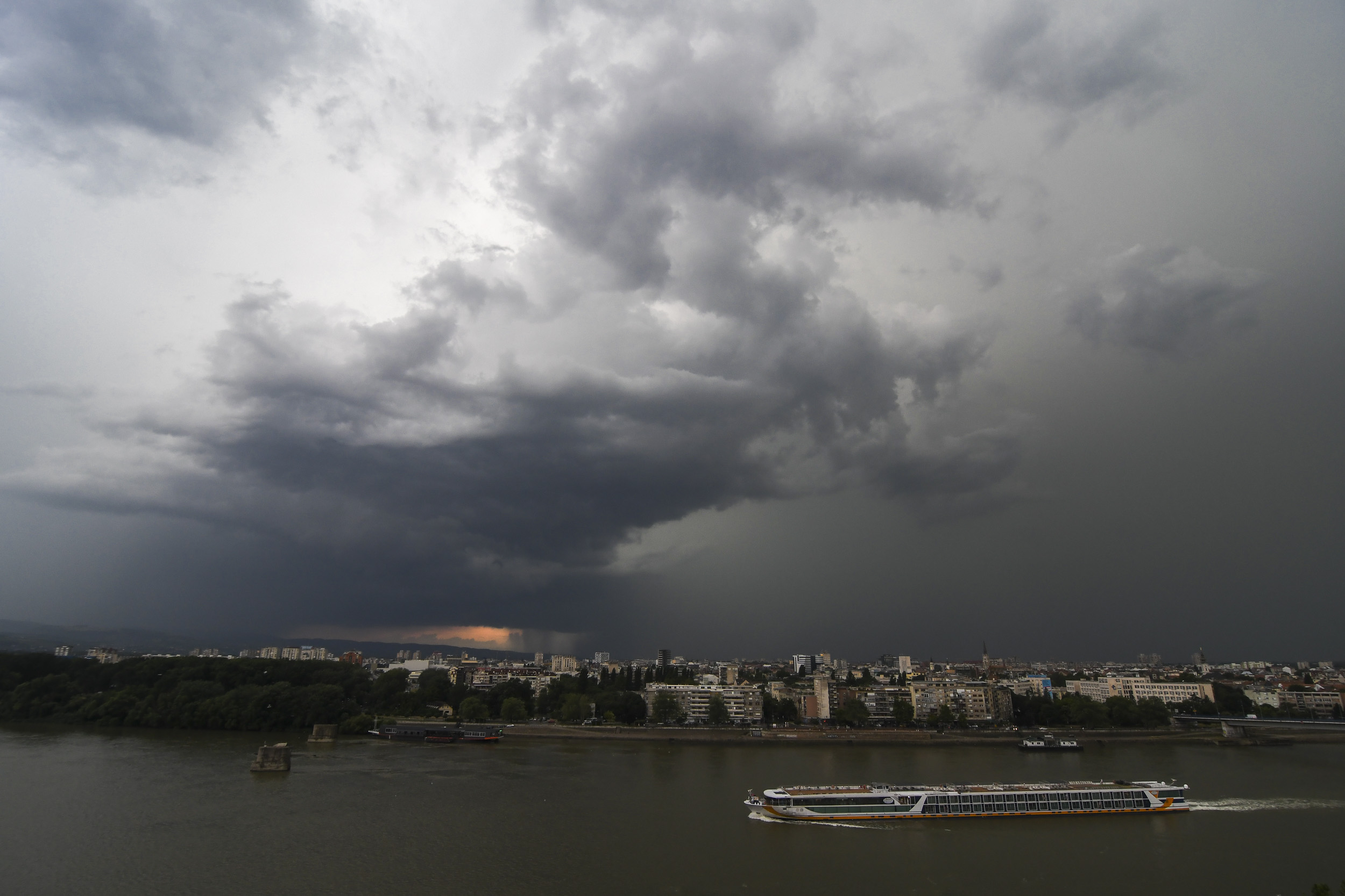 Novi Sad 18.07.2021. Nevreme, kiša, oluja, crno nebo, letnja kiša, letnji pljusak Foto: Nenad Mihajlović/Nova.rs
