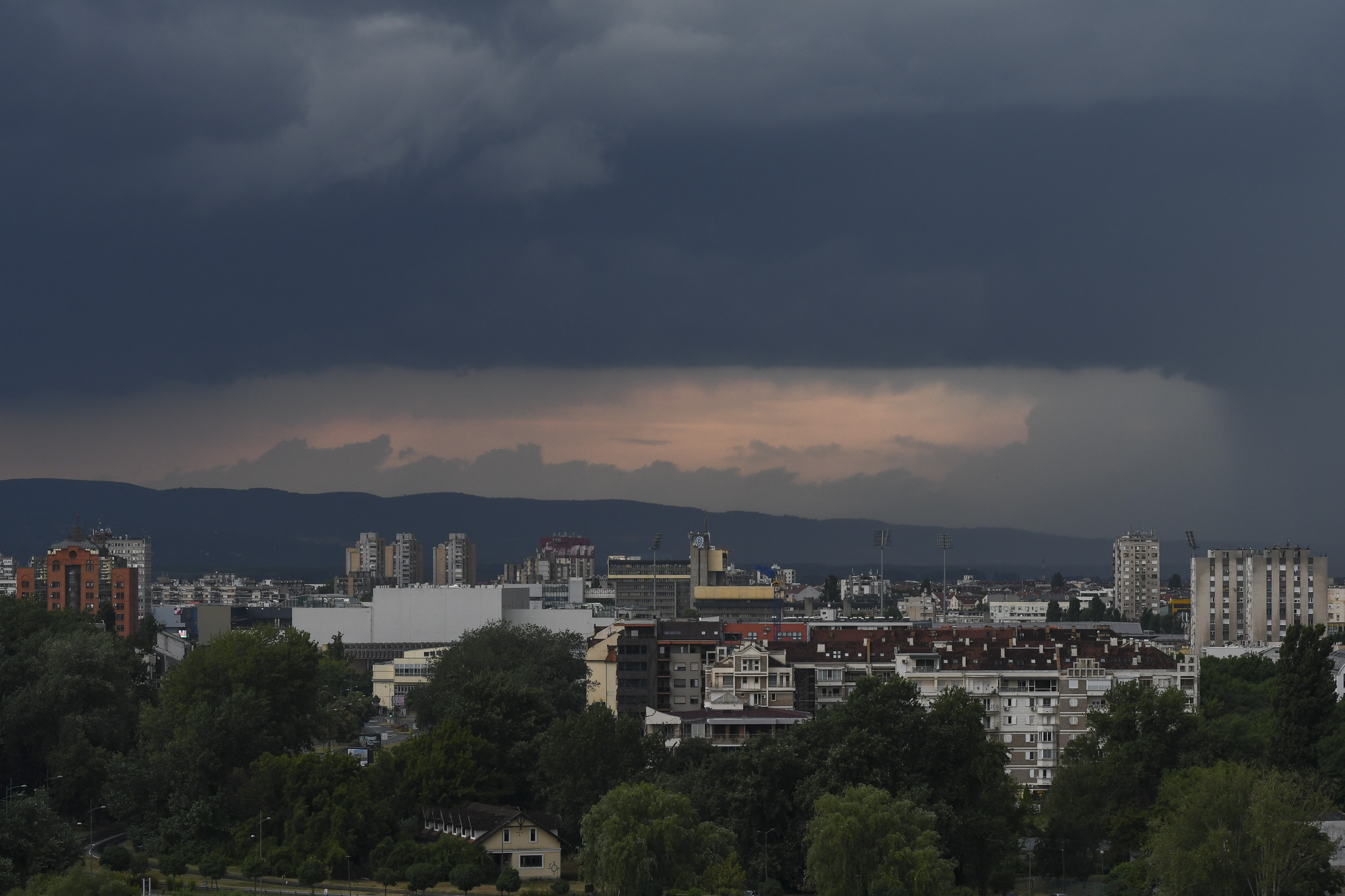 Novi Sad 18.07.2021. Nevreme, kiša, oluja, crno nebo, letnja kiša, letnji pljusak Foto: Nenad Mihajlović/Nova.rs
