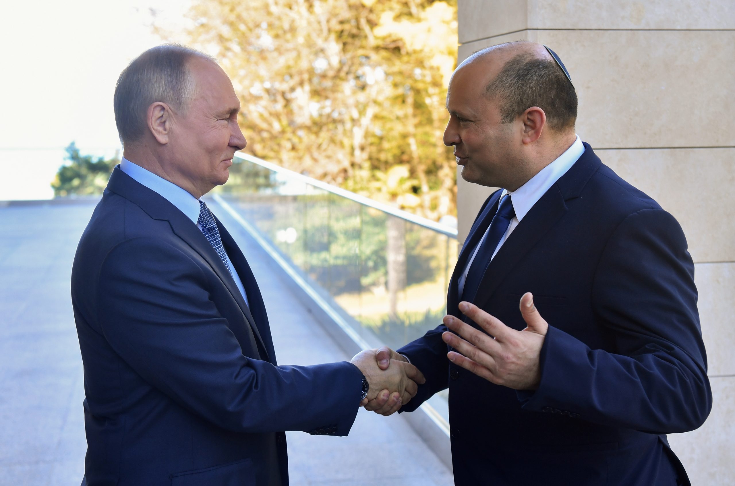 Russian President Vladimir Putin shakes hands with Israeli Prime Minister Naftali Bennett during their meeting in Sochi, Russia October 22, 2021. Sputnik/Evgeny Biyatov/Kremlin via REUTERS ATTENTION EDITORS - THIS IMAGE WAS PROVIDED BY A THIRD PARTY.