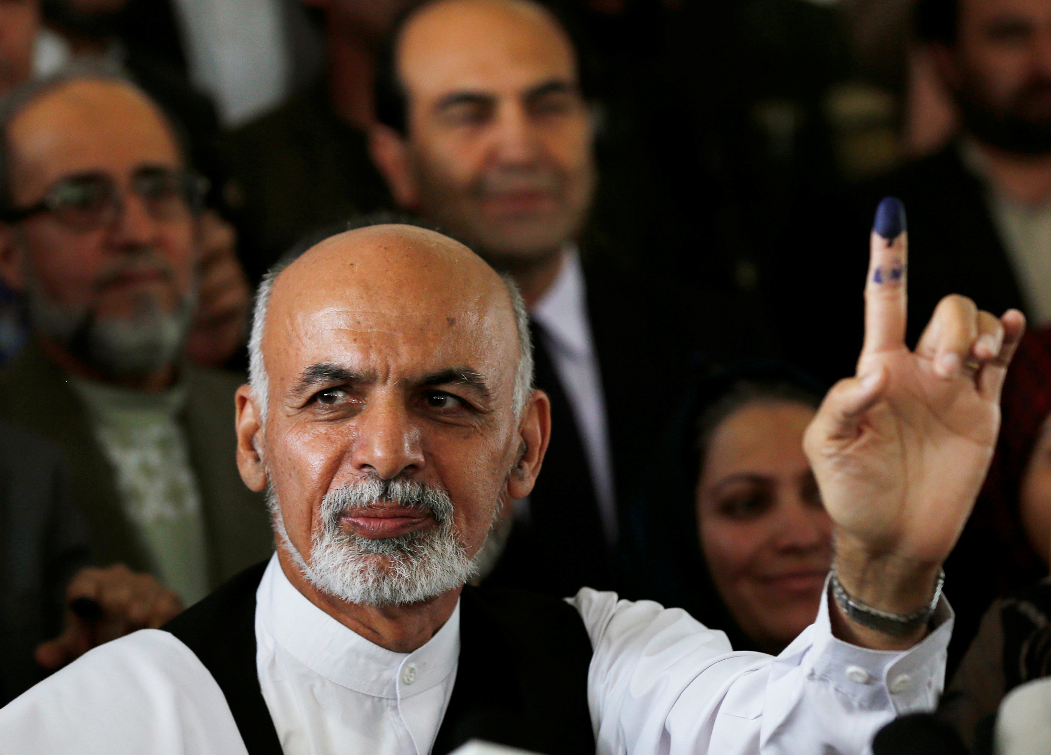 Avganistan, FILE PHOTO: Afghan presidential candidate Ashraf Ghani Ahmadzai holds up his ink-stained finger after voting in the presidential election in Kabul