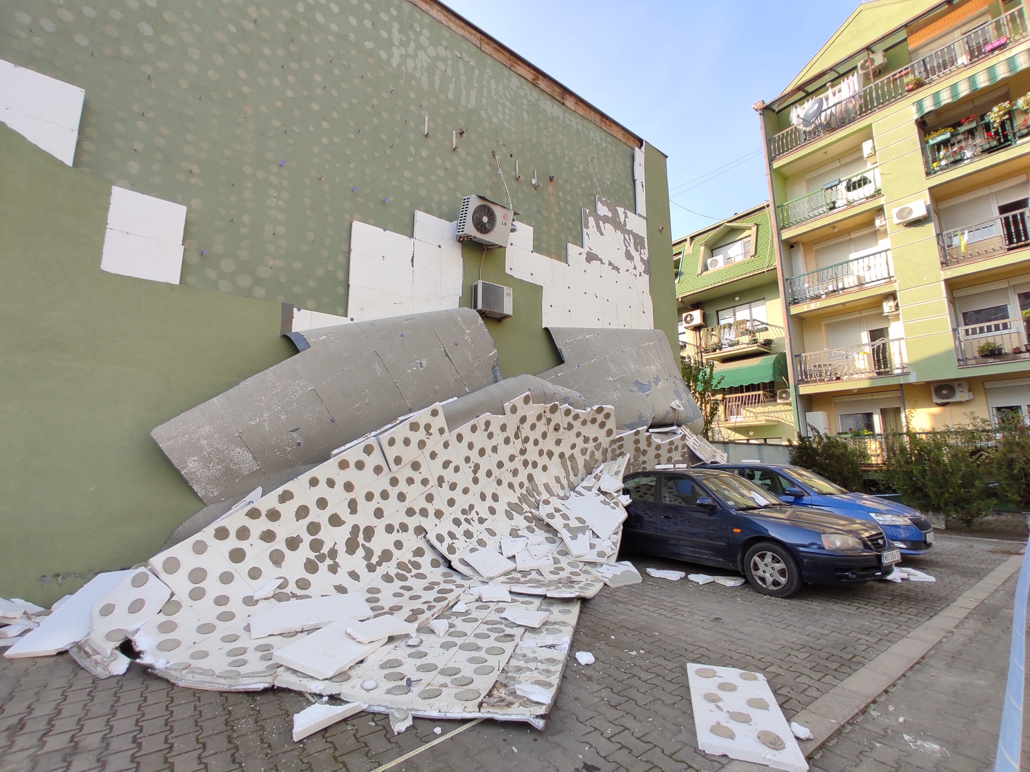 Novi Sad3182 Kosava srusila fasadu na zgradi ulica Kolo Srpskih sestara foto Nenad Mihajlovic