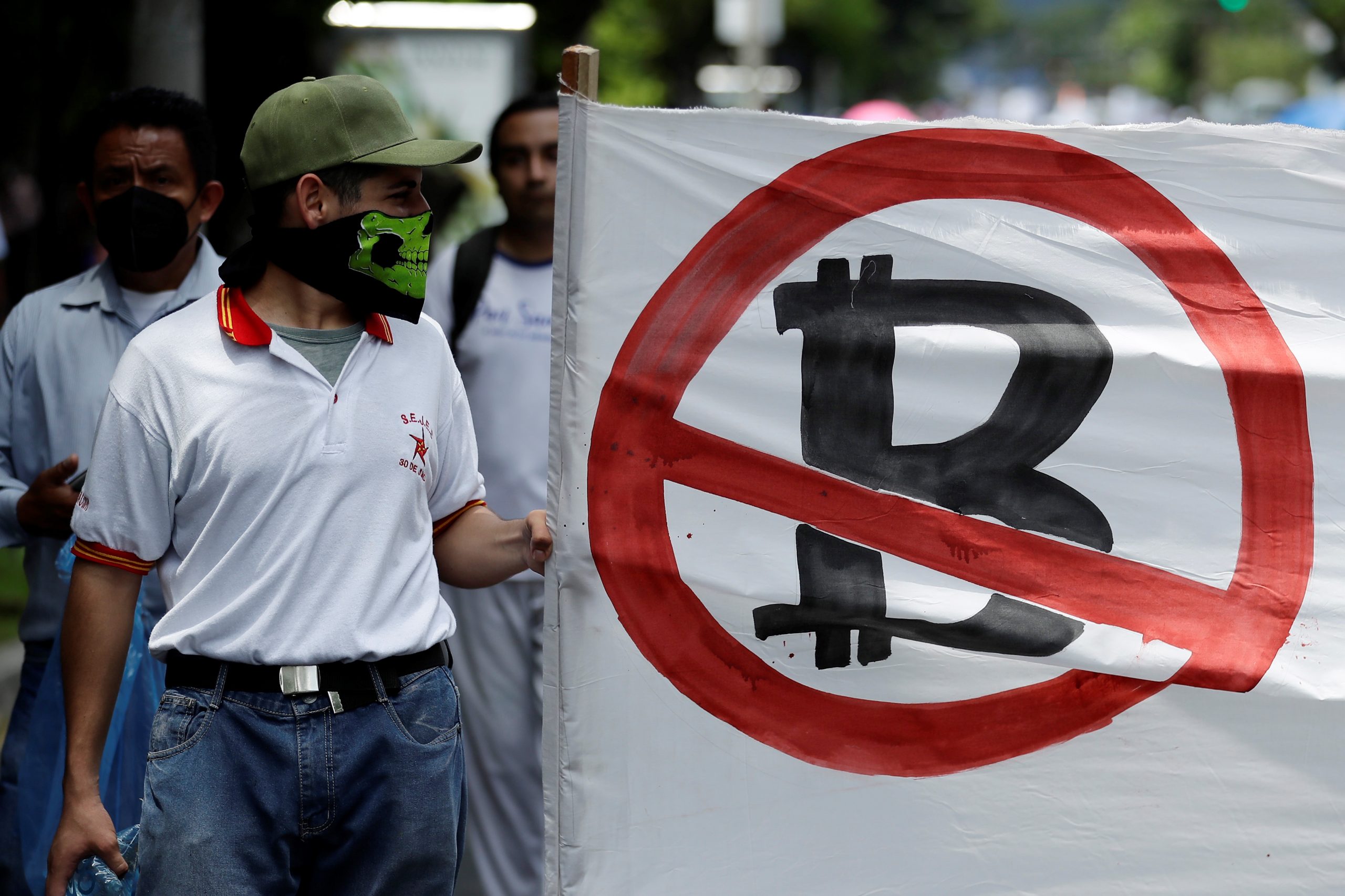 1631181613-el-salvador-protest-foto-EPA-EFE-Rodrigo-Sura-8-scaled.jpg