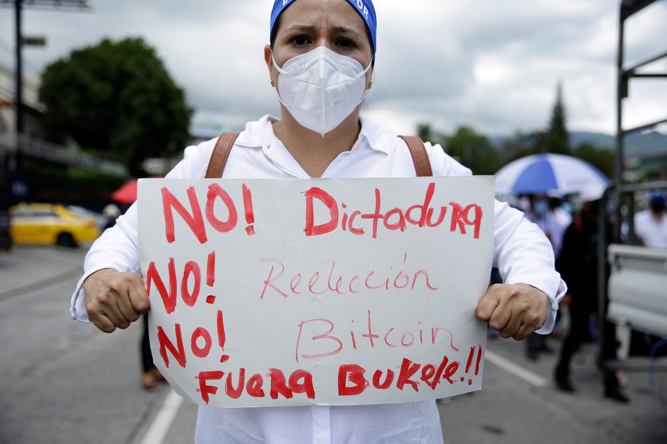 1631181632-el-salvador-protest-foto-EPA-EFE-Rodrigo-Sura-9-scaled.jpg