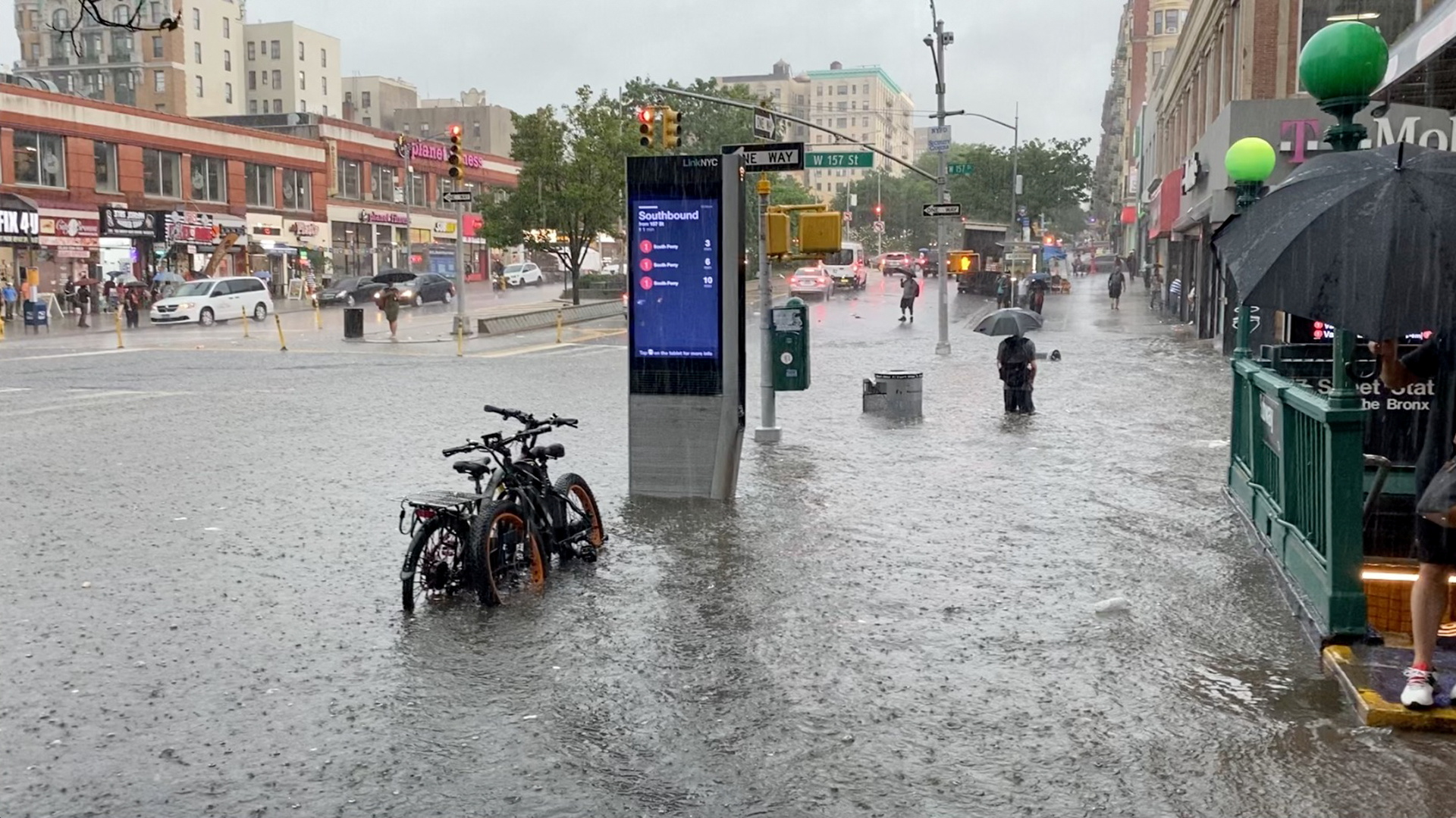 Njujork poplava, A person wades through the flood water near the 157th St. metro station in New York