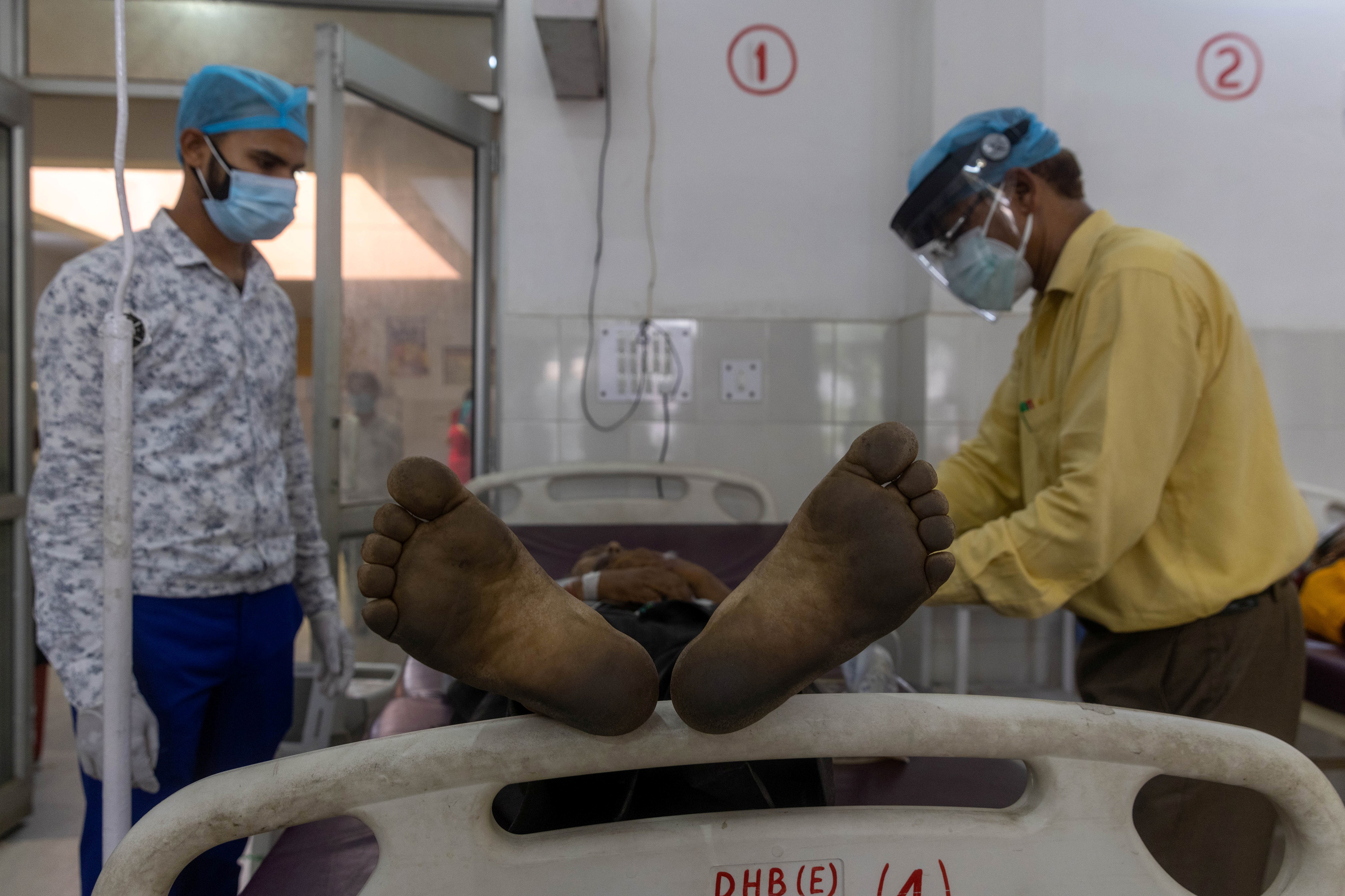 Indija koronavirus 
A medic tends to a man with breathing problems inside a COVID-19 ward of a government-run hospital, amidst the coronavirus disease (COVID-19) pandemic, in Bijnor district, Uttar Pradesh, India, May 11, 2021. REUTERS/Danish Siddiqui