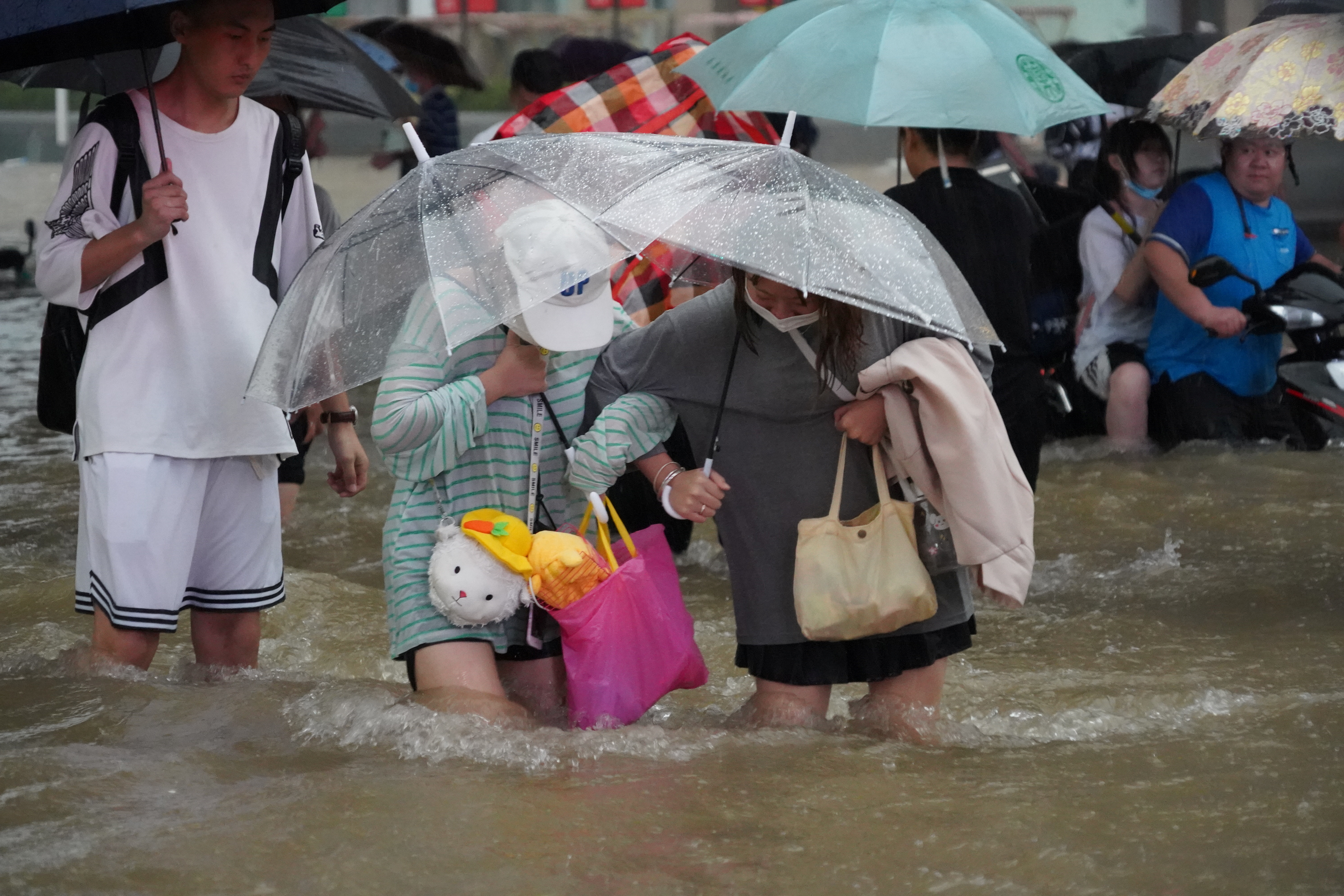 Kina poplava, Residents wade through floodwaters in Zhengzhou