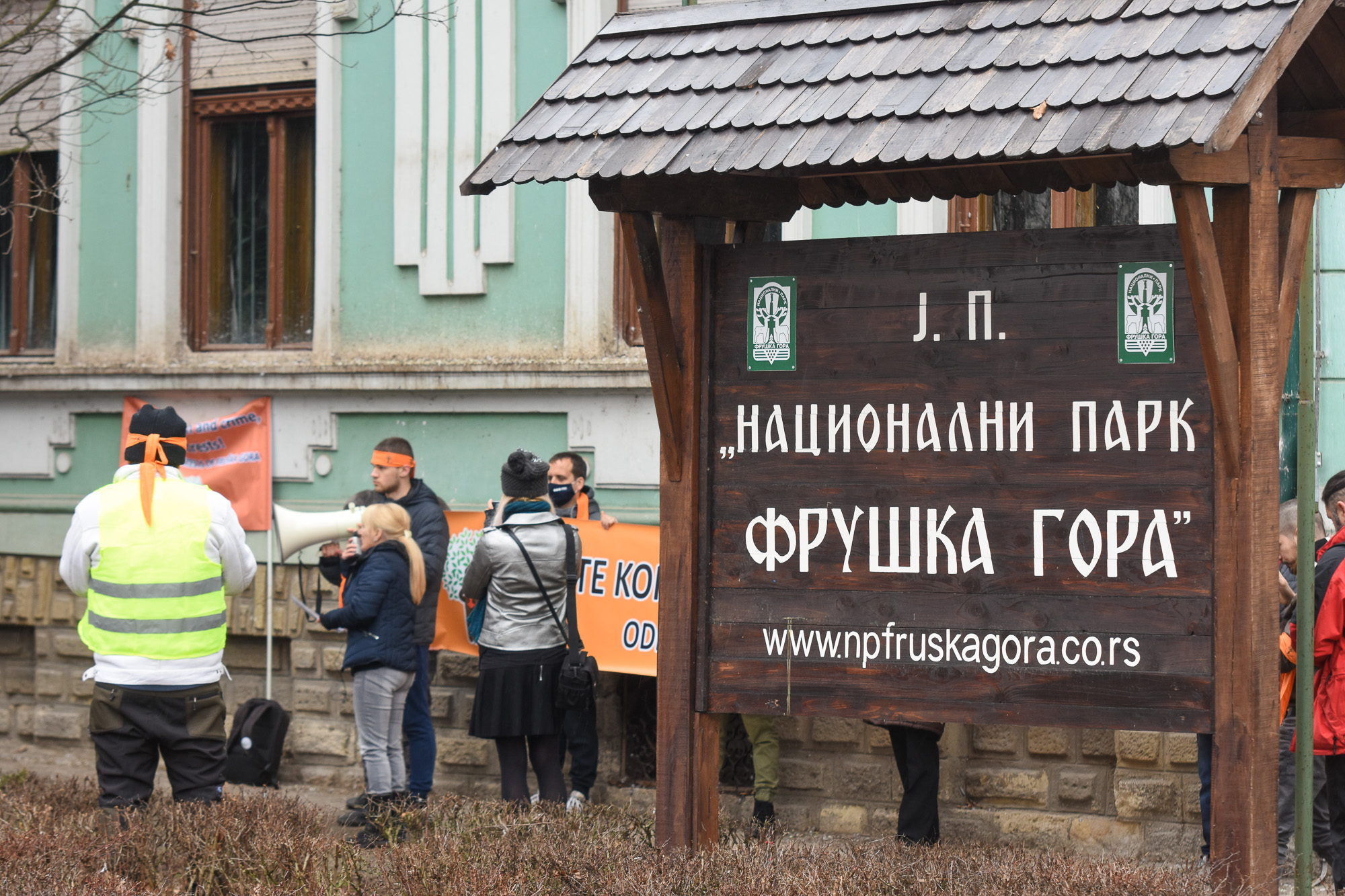 Novi-Sad1687-protest-ispred-protiv-rukovodstva-nacionalnog-parka-Fruska-gora-foto-Nenad-Lazic.jpg