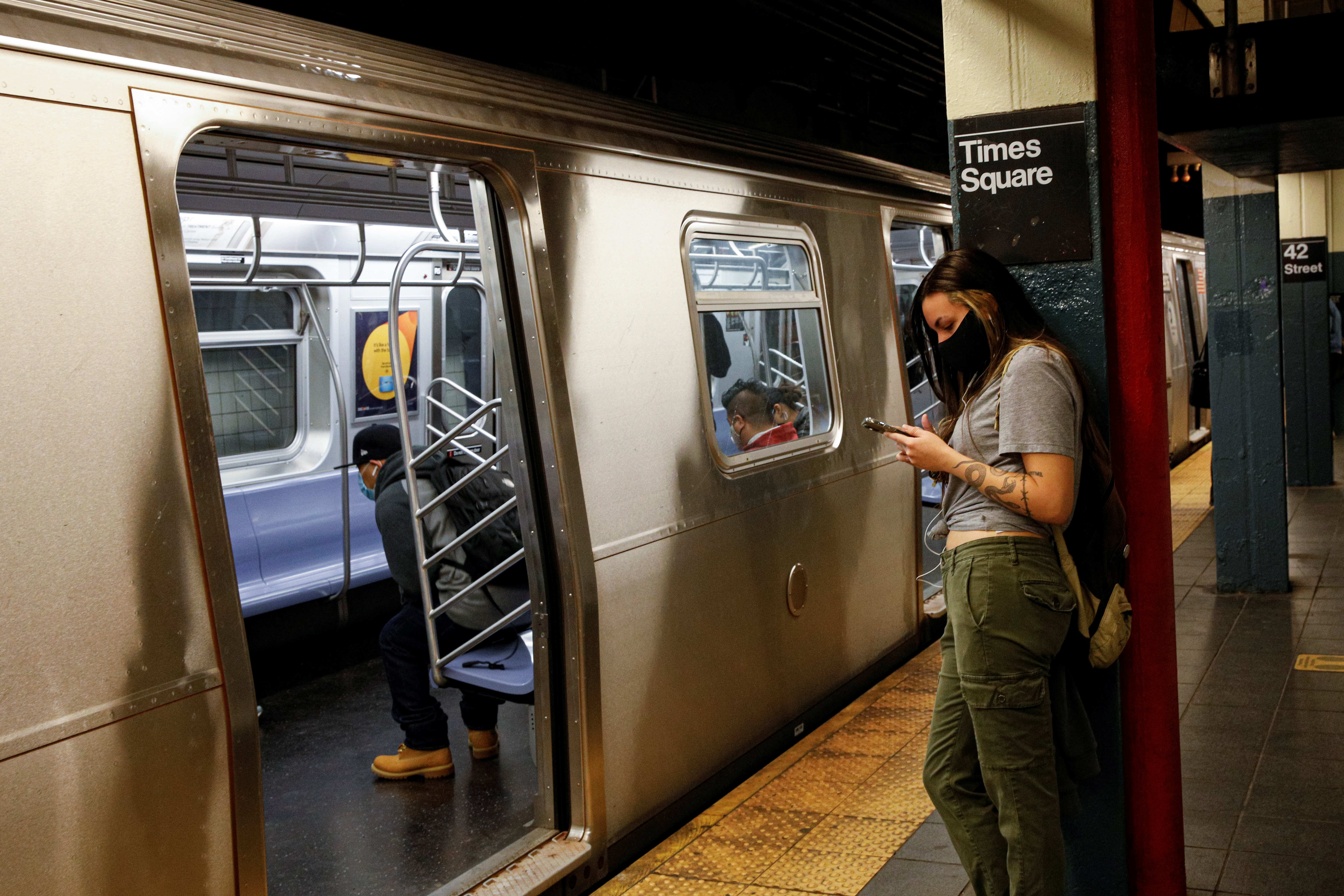 Njujork metro, Passengers ride aboard the MTA's New York City Transit subway, in New York