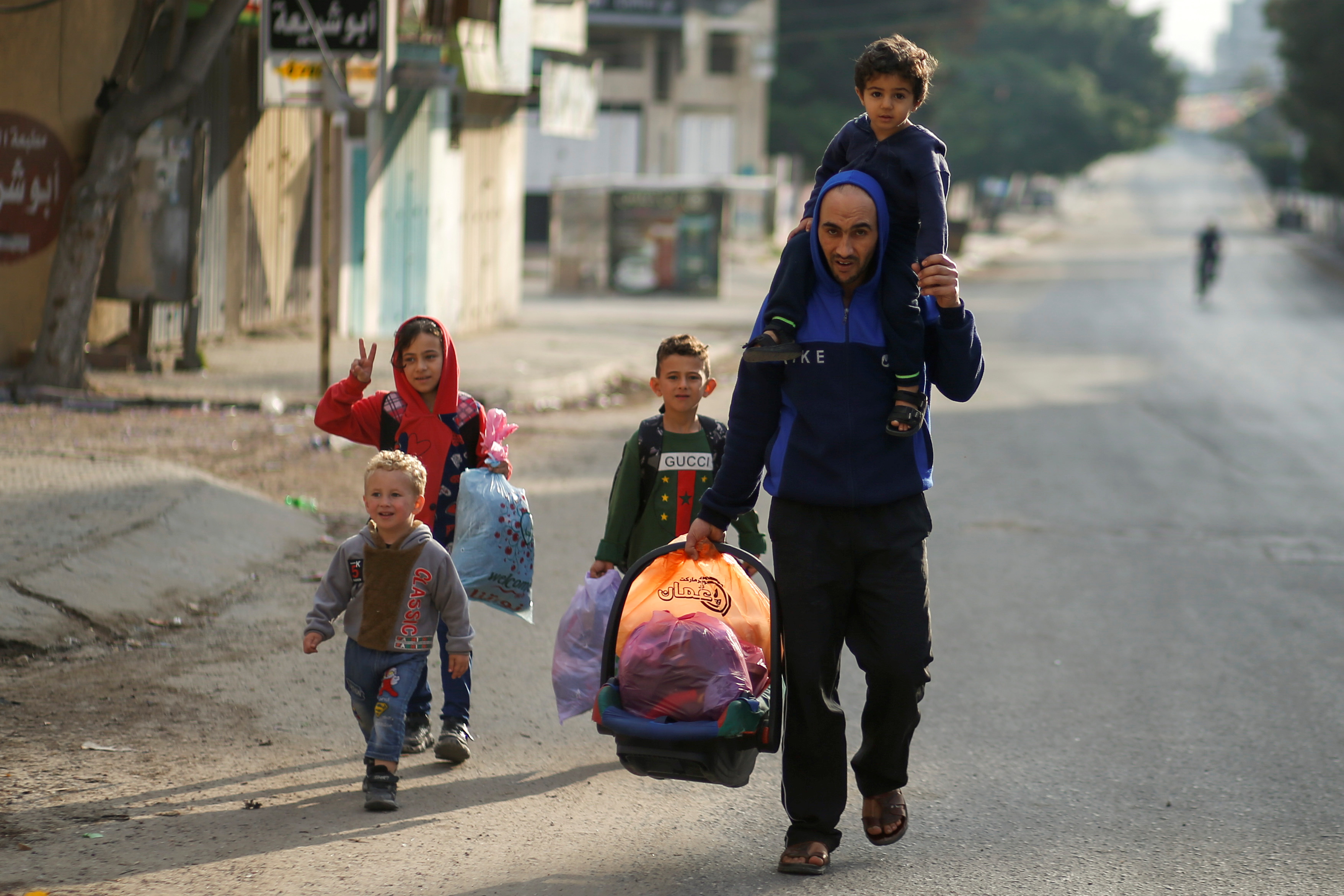 Palestinians flee their home during Israeli air and artillery strikes as cross-border violence between the Israeli military and Palestinian militants continues, in the northern Gaza Strip May 14, 2021. REUTERS/Mohammed Salem