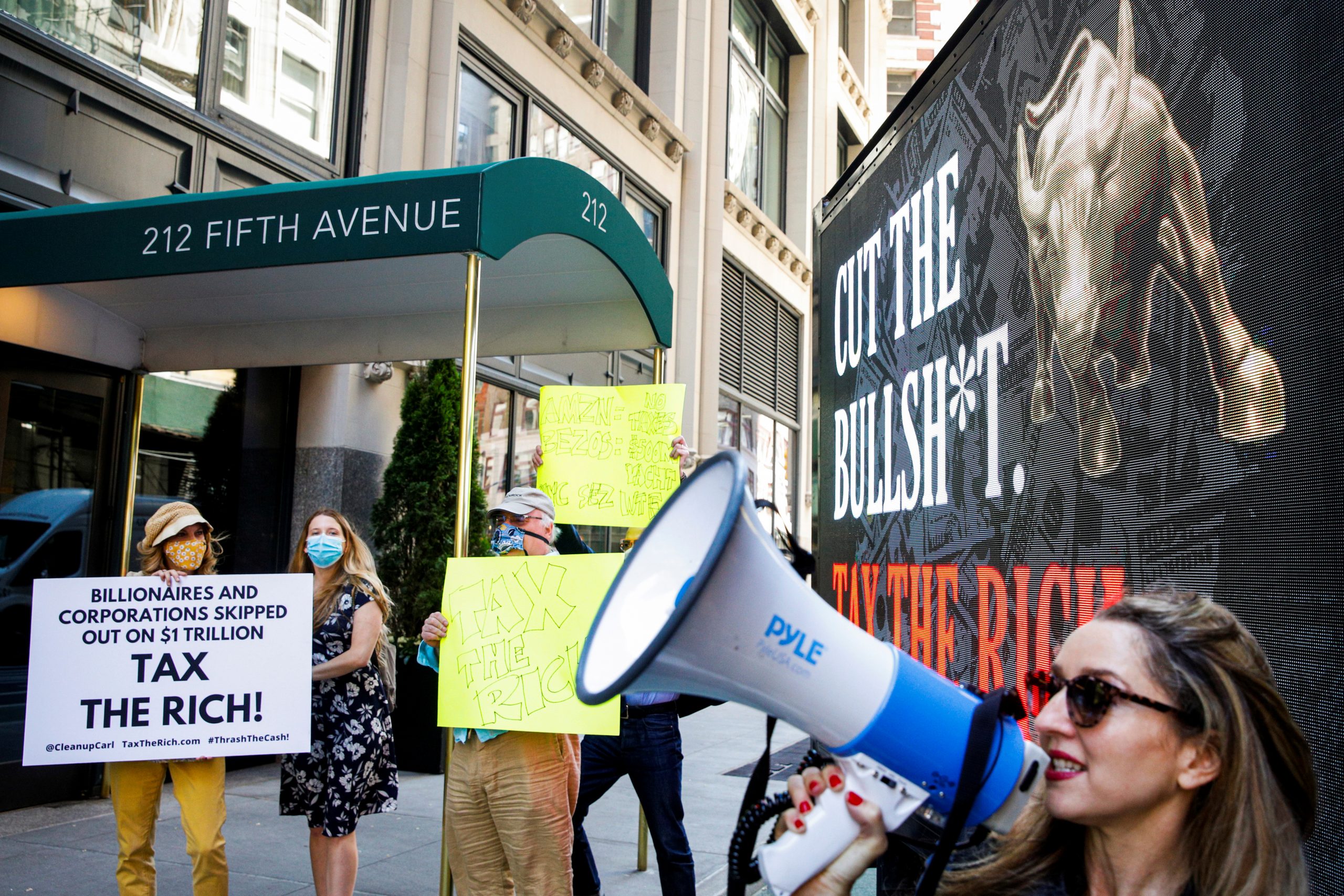 Members of the Patriotic Millionaires hold a federal tax filing day protest outside the apartment of Amazon founder Jeff Bezos, to demand he pay his fair share of taxes, in New York City, U.S., May 17, 2021.  REUTERS/Brendan McDermid