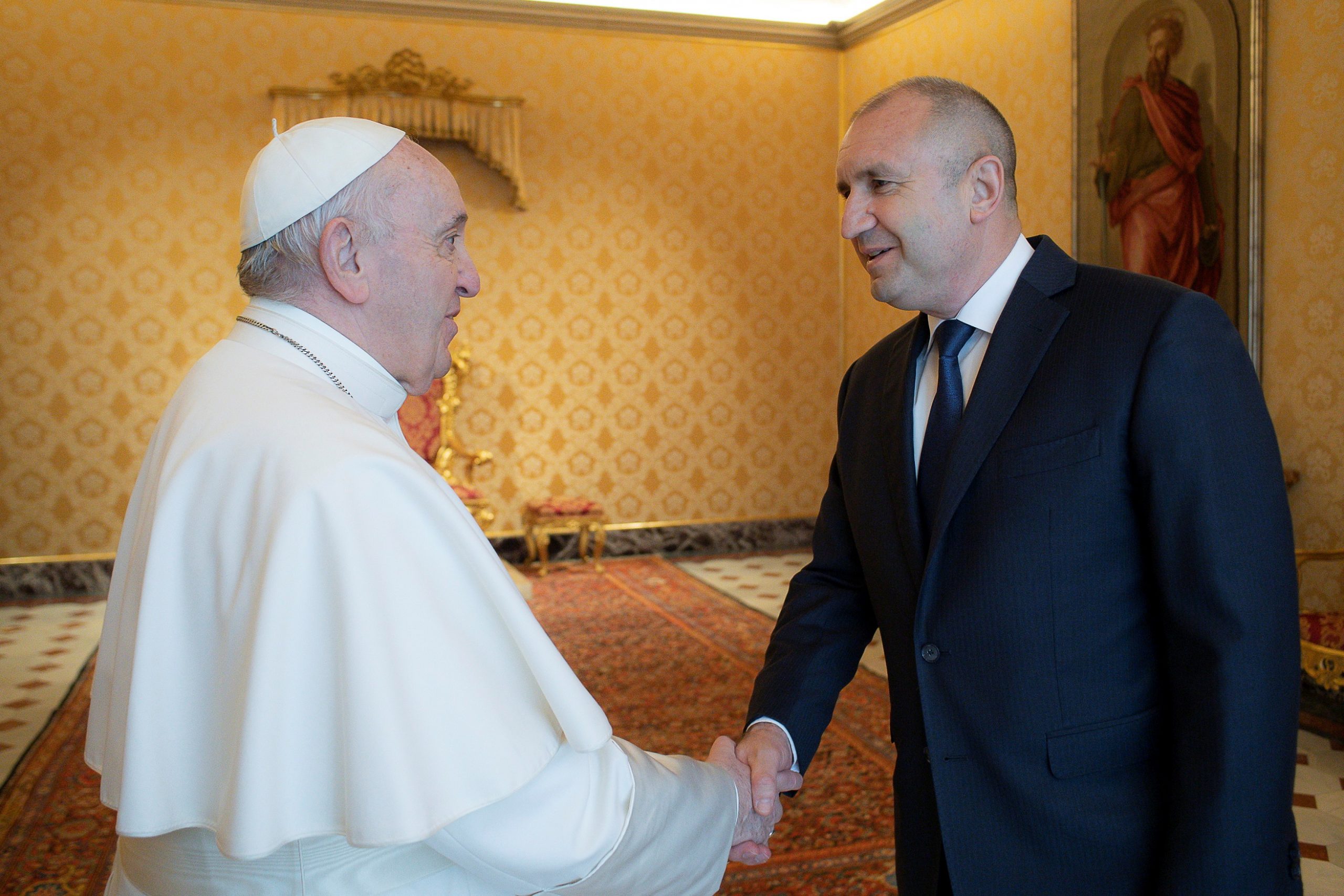 Pope Francis receives Bulgarian President Rumen Radev at the Vatican May 27, 2021. Vatican Media/Handout via REUTERS    ATTENTION EDITORS - THIS IMAGE WAS PROVIDED BY A THIRD PARTY.
