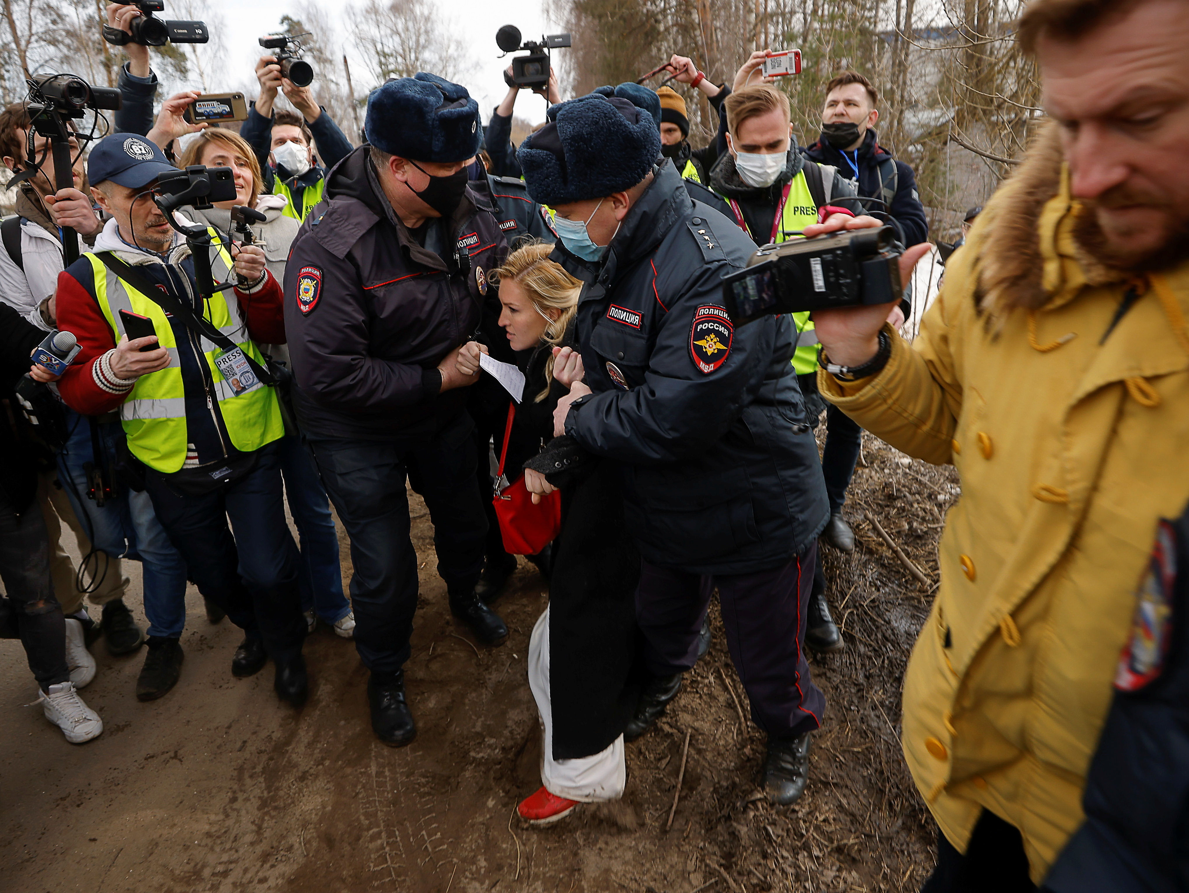Russian police officers detain Anastasiya Vasilyeva, a doctor and ally of Kremlin critic Alexei Navalny, near the IK-2 corrective penal colony, where Navalny serves his jail term, in the town of Pokrov, Russia April 6, 2021. REUTERS/Maxim Shemetov