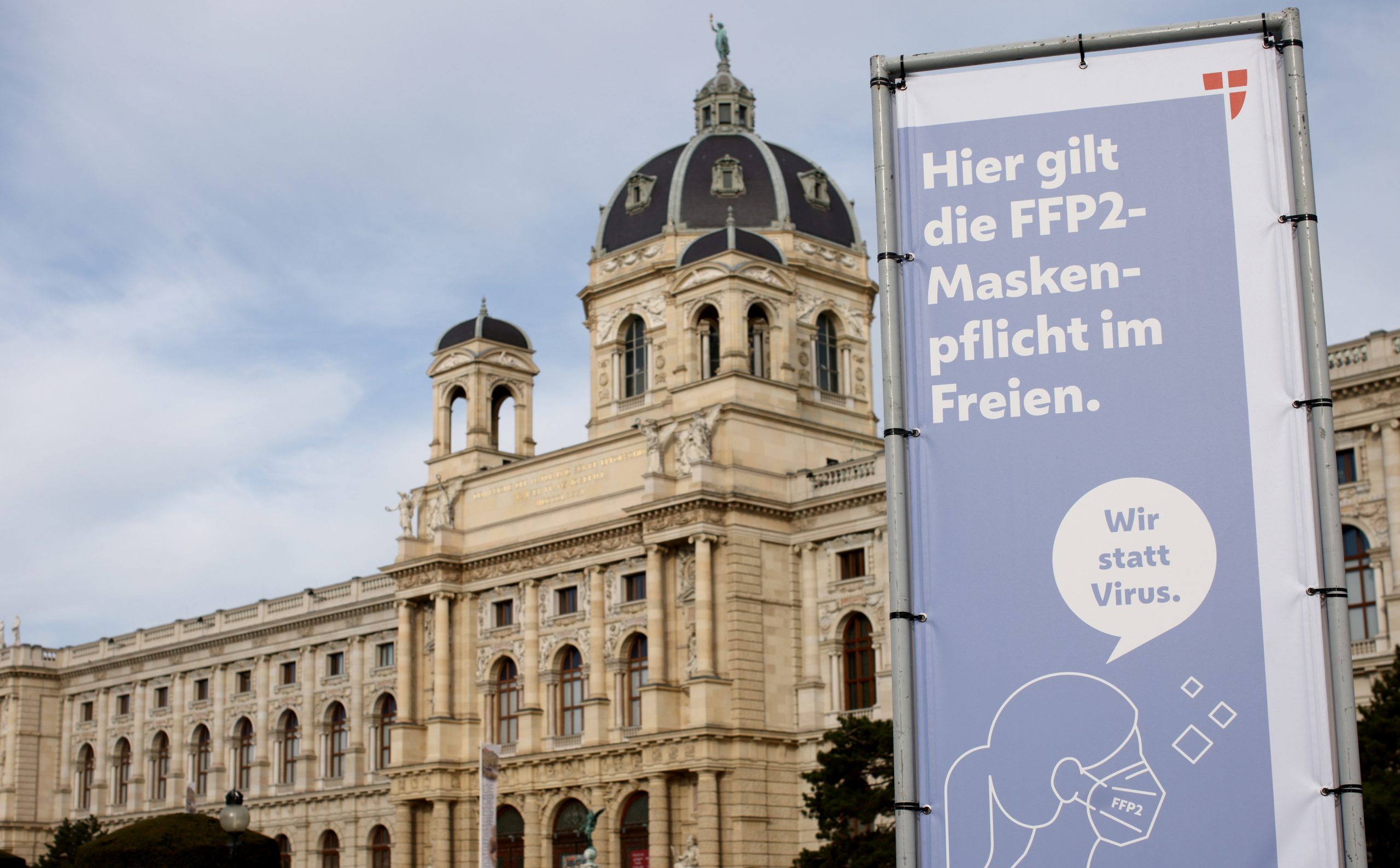 Beč, zatvaranje
A sign informs of the mandatory FFP2 mask wearing outdoors in front of the Museum of Natural History amid the coronavirus disease (COVID-19) outbreak in Vienna, Austria, April 1, 2021. REUTERS/Lisi Niesner