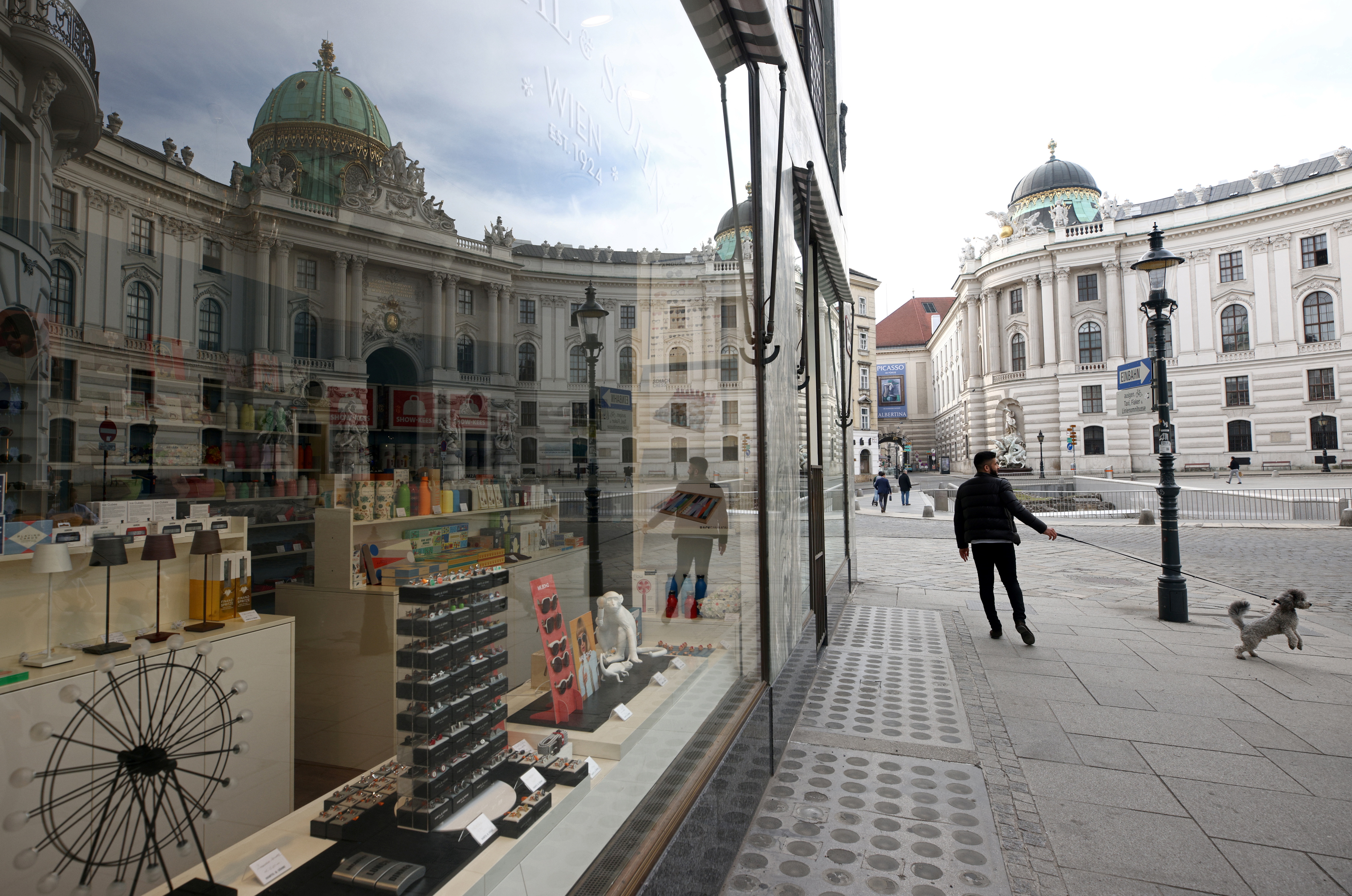 Beč, zatvaranje
A person walks a dog next to a closed store opposite to Hofburg palace amid the coronavirus disease (COVID-19) outbreak in Vienna, Austria, April 1, 2021. REUTERS/Lisi Niesner