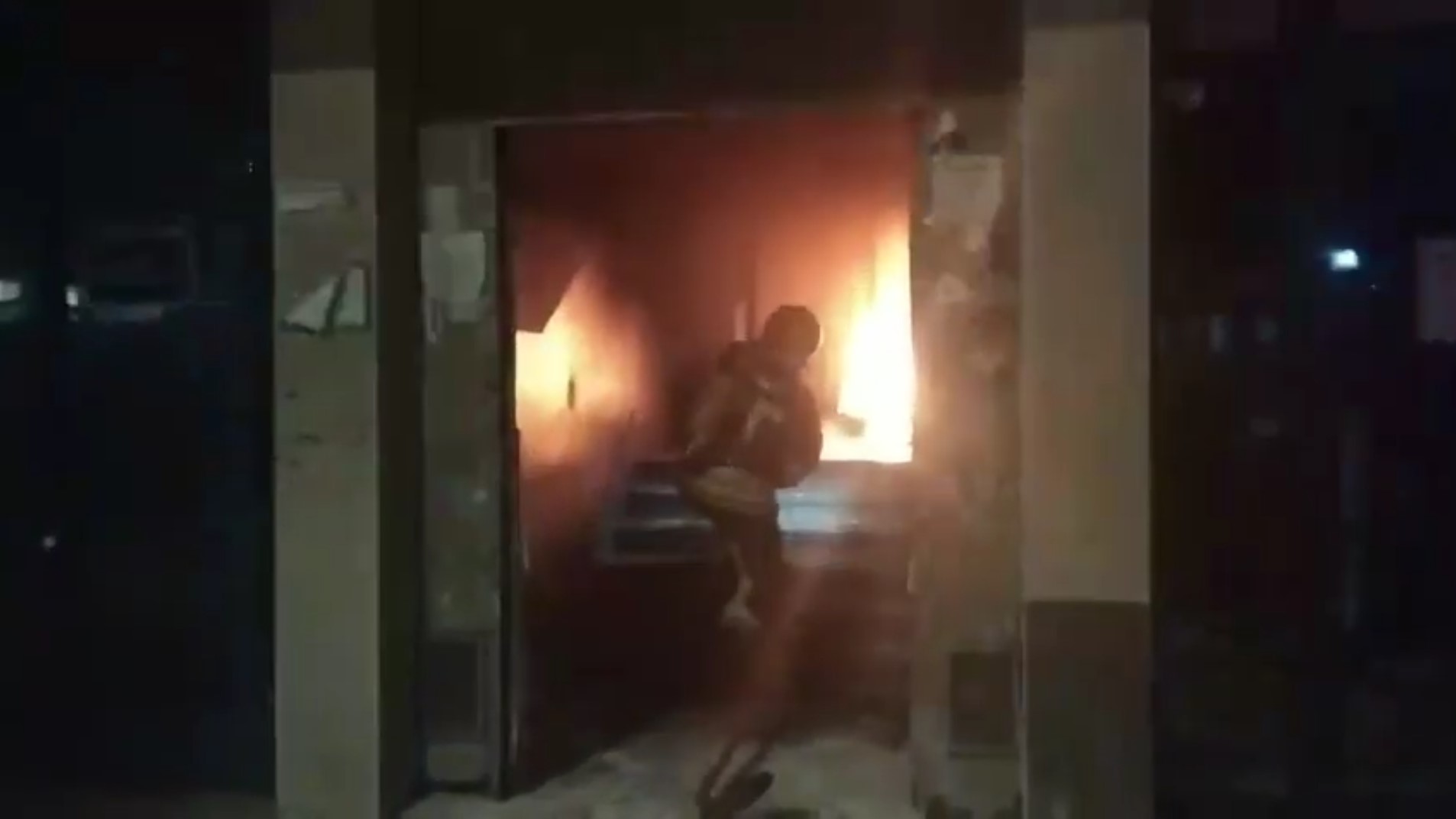 Kosovska Mitrovica, požar, vatrogasci Foto: Printscreen/YouTube/Kosovo Sever Portal KoSSev