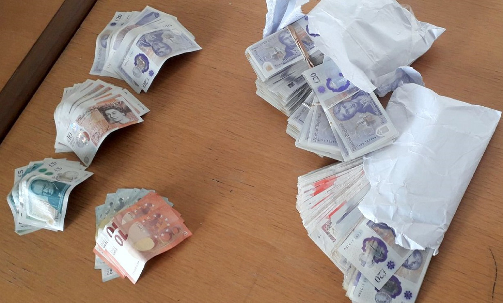 smotuljci funti sakriveni medju garderobom u koferu putnika Horgos