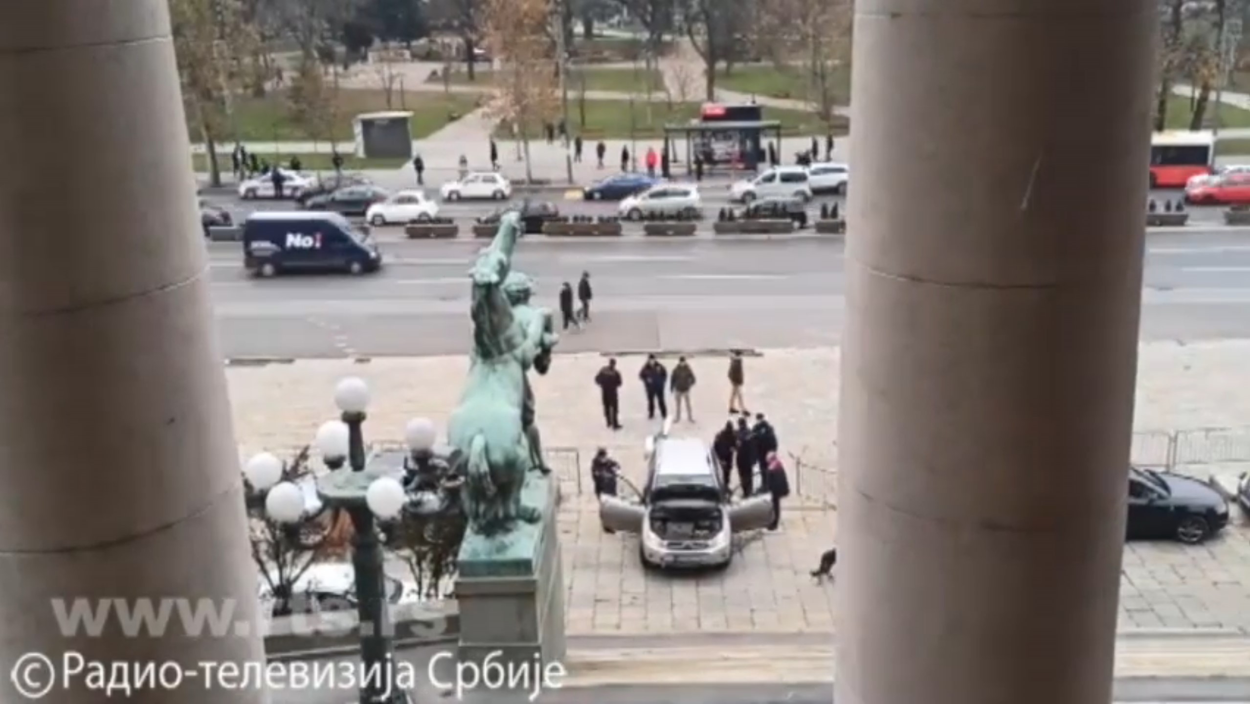 Auto, automobil, Skupština Srbije, automobil probio zaštitnu ogradu, ograda Foto: Printscreen/YouTube/RTS Sajt - Zvanični kanal