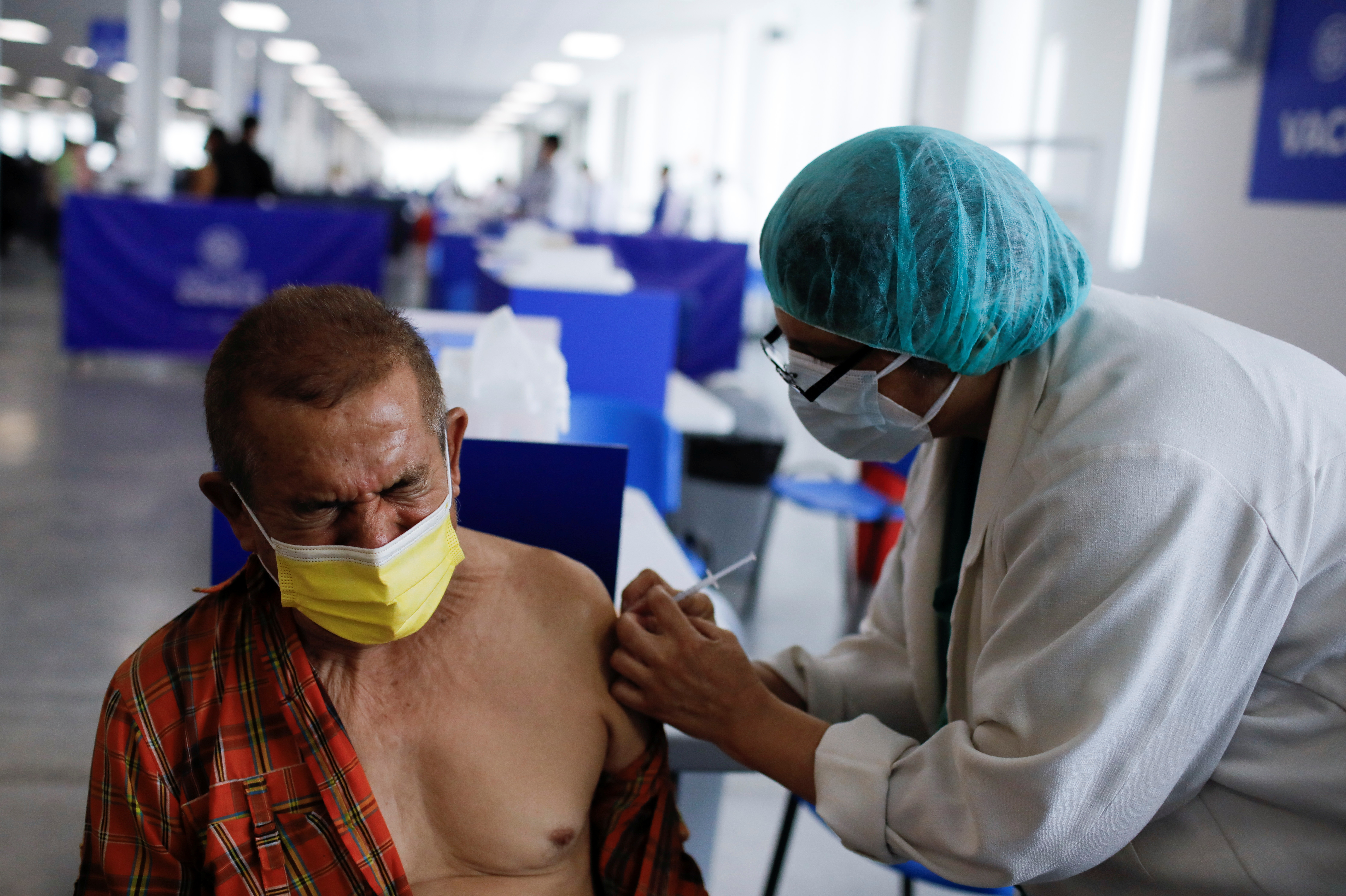 A health worker applies a dose of the Sinovac's CoronaVac coronavirus disease (COVID-19) vaccine  in a vaccination center in San Salvador, El Salvador, April 13, 2021. REUTERS/Jose Cabezas
