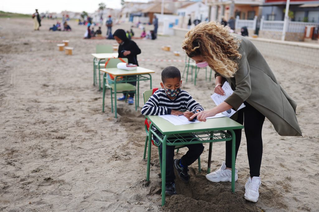 1618659054-2021-04-12T095650Z_887203159_RC29UM9XLRFE_RTRMADP_3_HEALTH-CORONAVIRUS-SPAIN-BEACH-SCHOOLING-1024x683.jpg