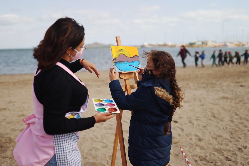 1618658996-2021-04-12T095631Z_1703956432_RC29UM987KQZ_RTRMADP_3_HEALTH-CORONAVIRUS-SPAIN-BEACH-SCHOOLING-1024x683.jpg
