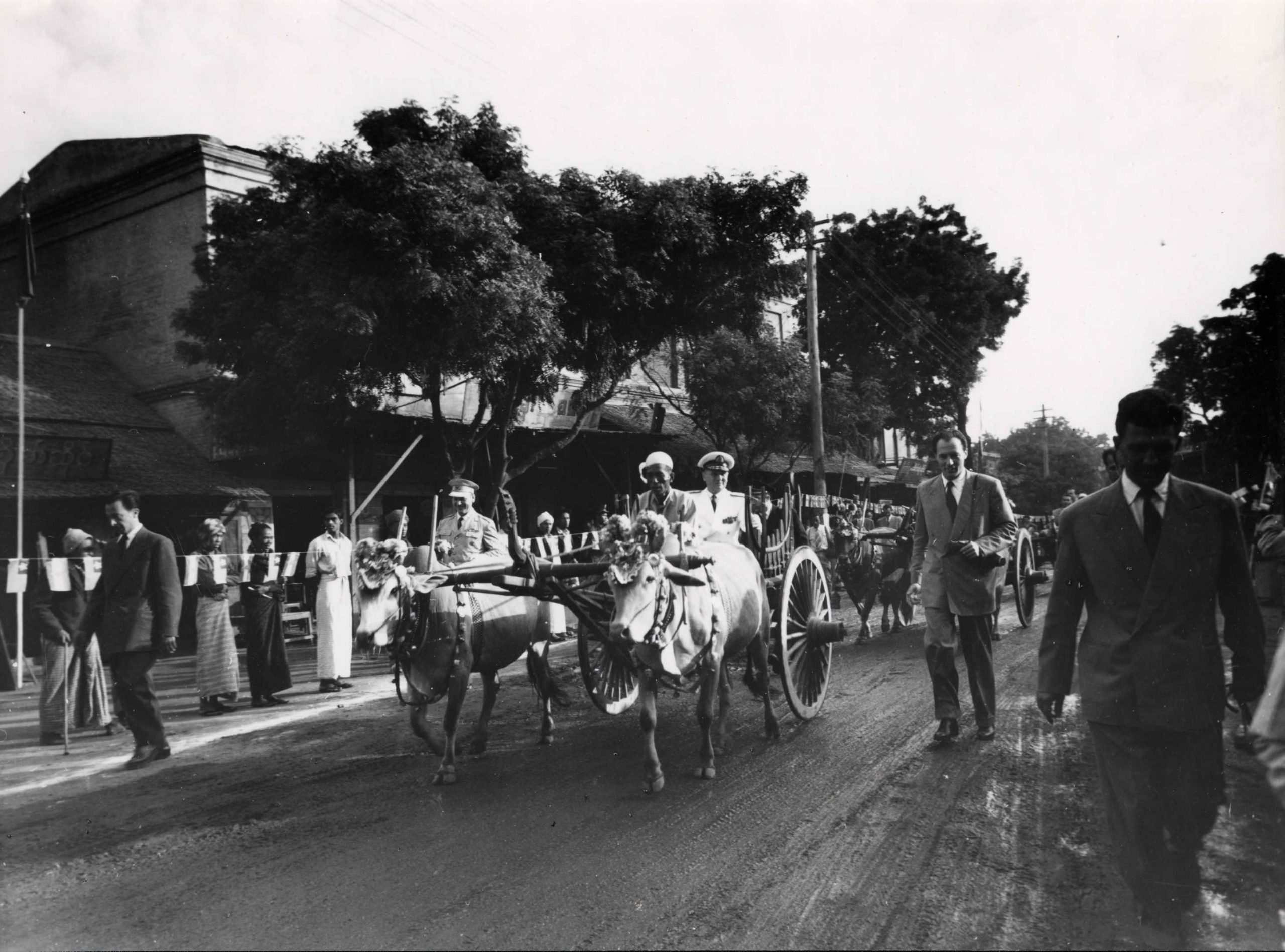 1632996410-Prolazak-kroz-Njaungo-Tito-u-poseti-Burmi-1955-Foto-Muzej-Jugoslavije--scaled.jpg