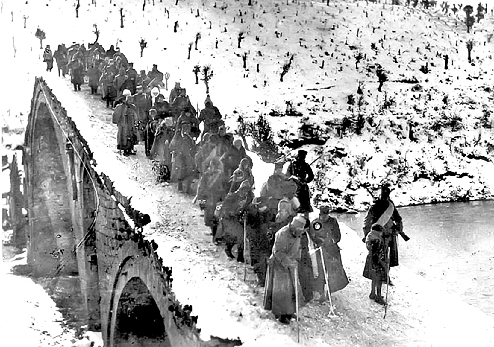 1634992647-Prelaz-preko-Vezirovog-Mosta-na-Belom-drimu-1915.-Foto-Rista-Marjanovic.jpg