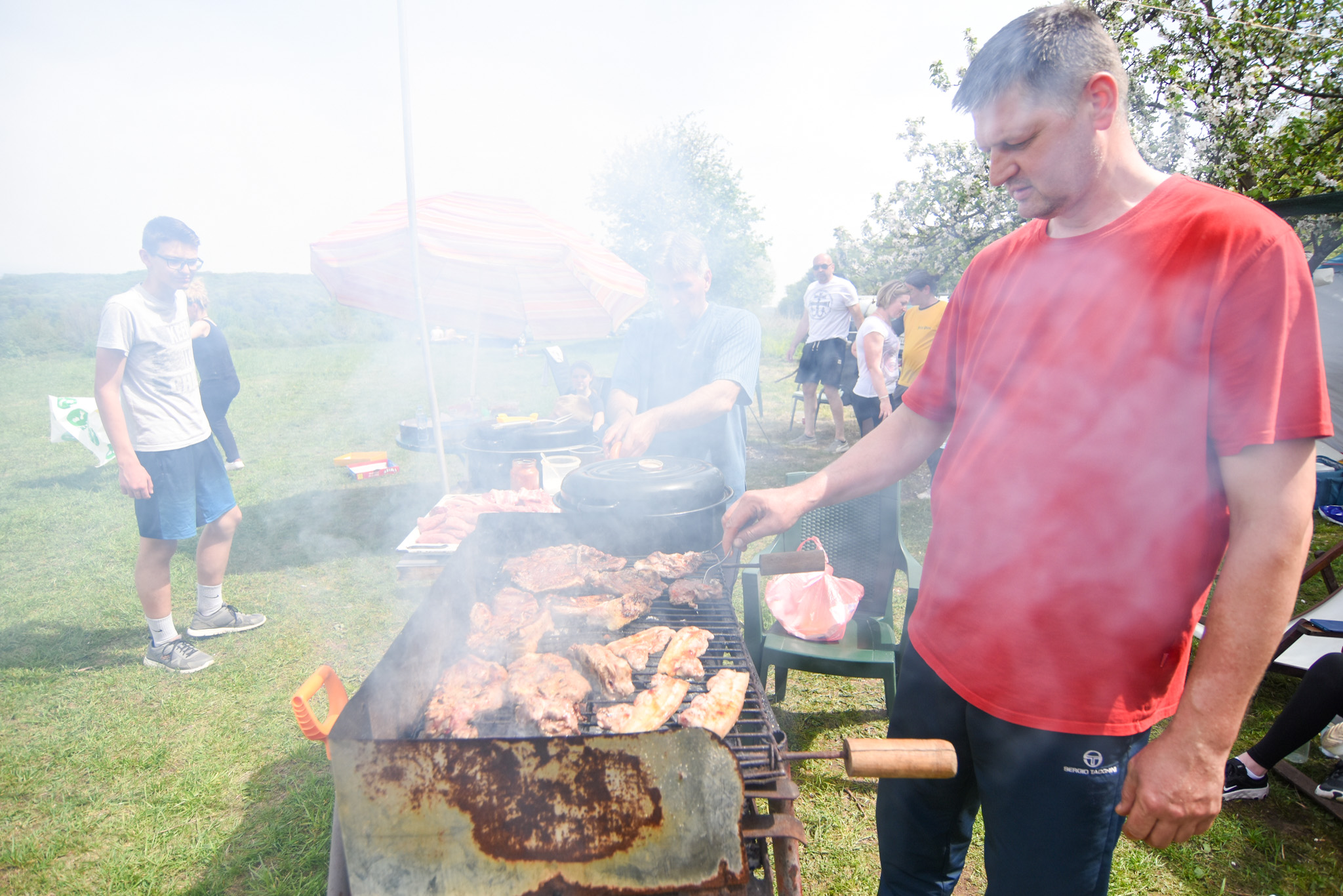 Novi Sad 01.05.2021. Fruška gora, Prvomajski uranak, praznik rada, Prvi maj, 01. maj, roštilj Foto: Nenad Lazić/Nova.rs