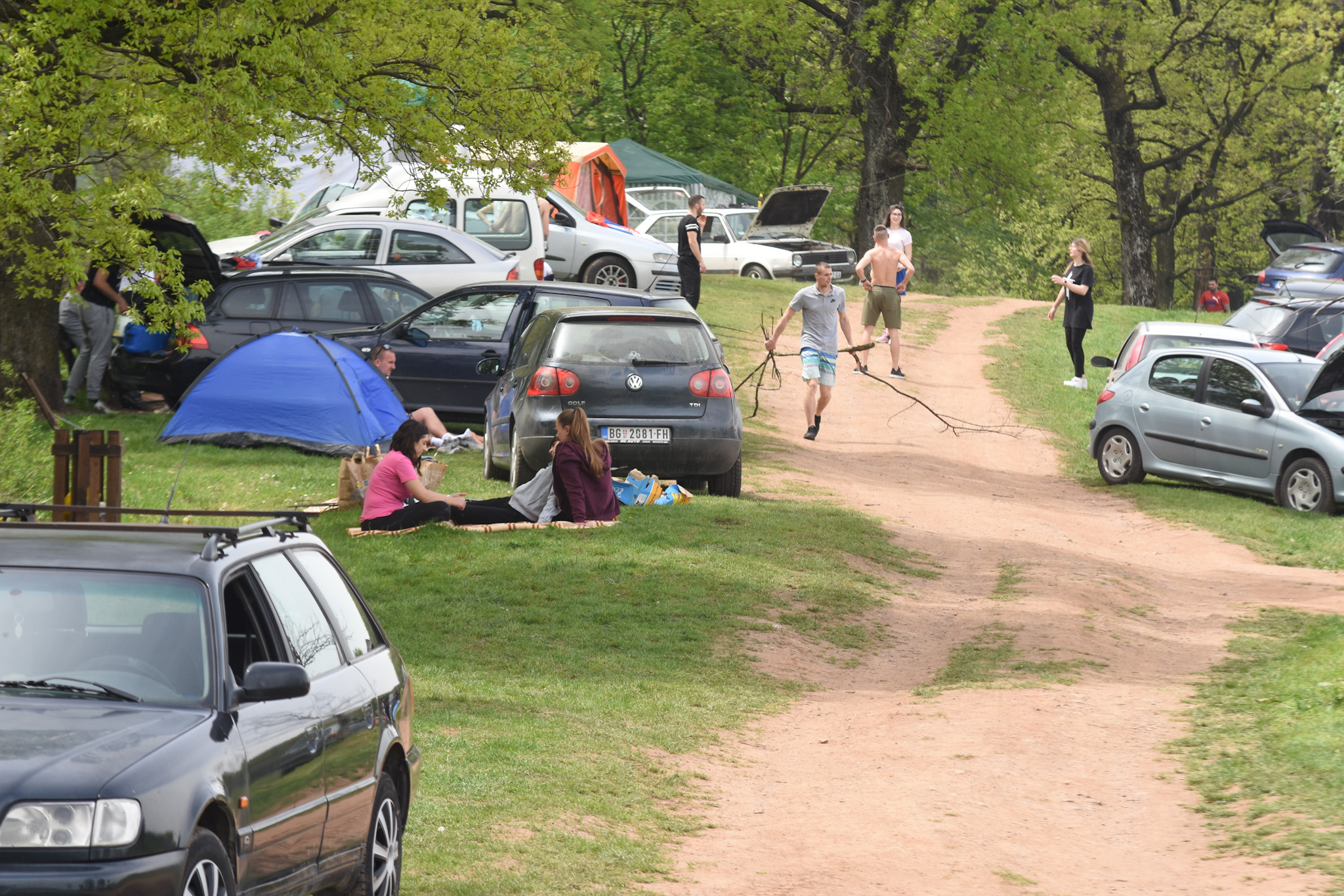 Novi Sad 01.05.2021. Fruška gora, Prvomajski uranak, praznik rada, Prvi maj, 01. maj, roštilj Foto: Nenad Lazić/Nova.rs