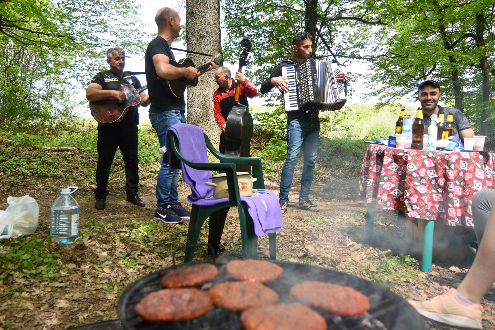 Novi Sad 01.05.2021. Fruška gora, Prvomajski uranak, praznik rada, Prvi maj, 01. maj, roštilj Foto: Nenad Lazić/Nova.rs