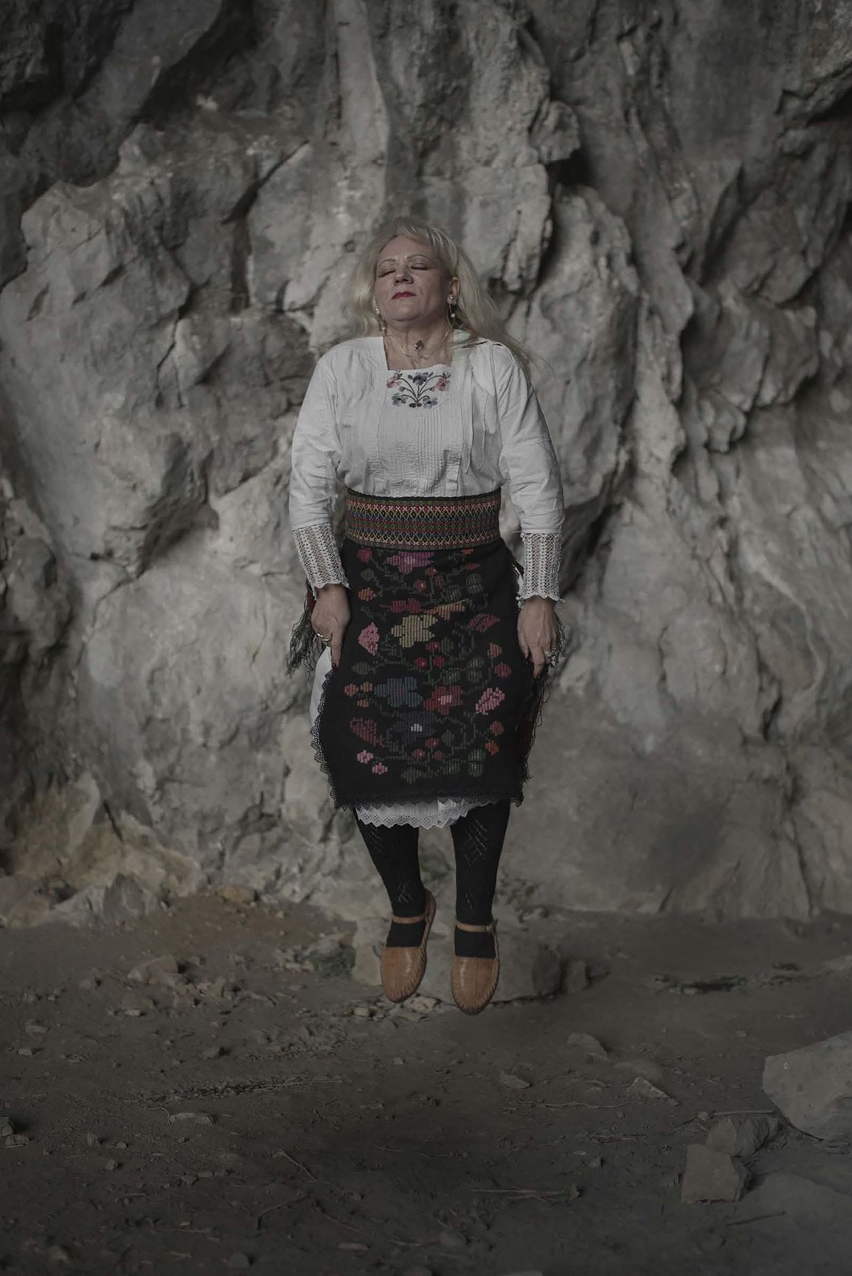 Španski fotograf beleži magiju, spiritualnost i legende vlaškog naroda
Izložba „Muma Paduri: Magija, spiritualnost i legende vlaškog naroda“ fotografa Đoana Alvada biće otvorena od 12. marta do 16. maja u galeriji Instituta Servantes u Beogradu.