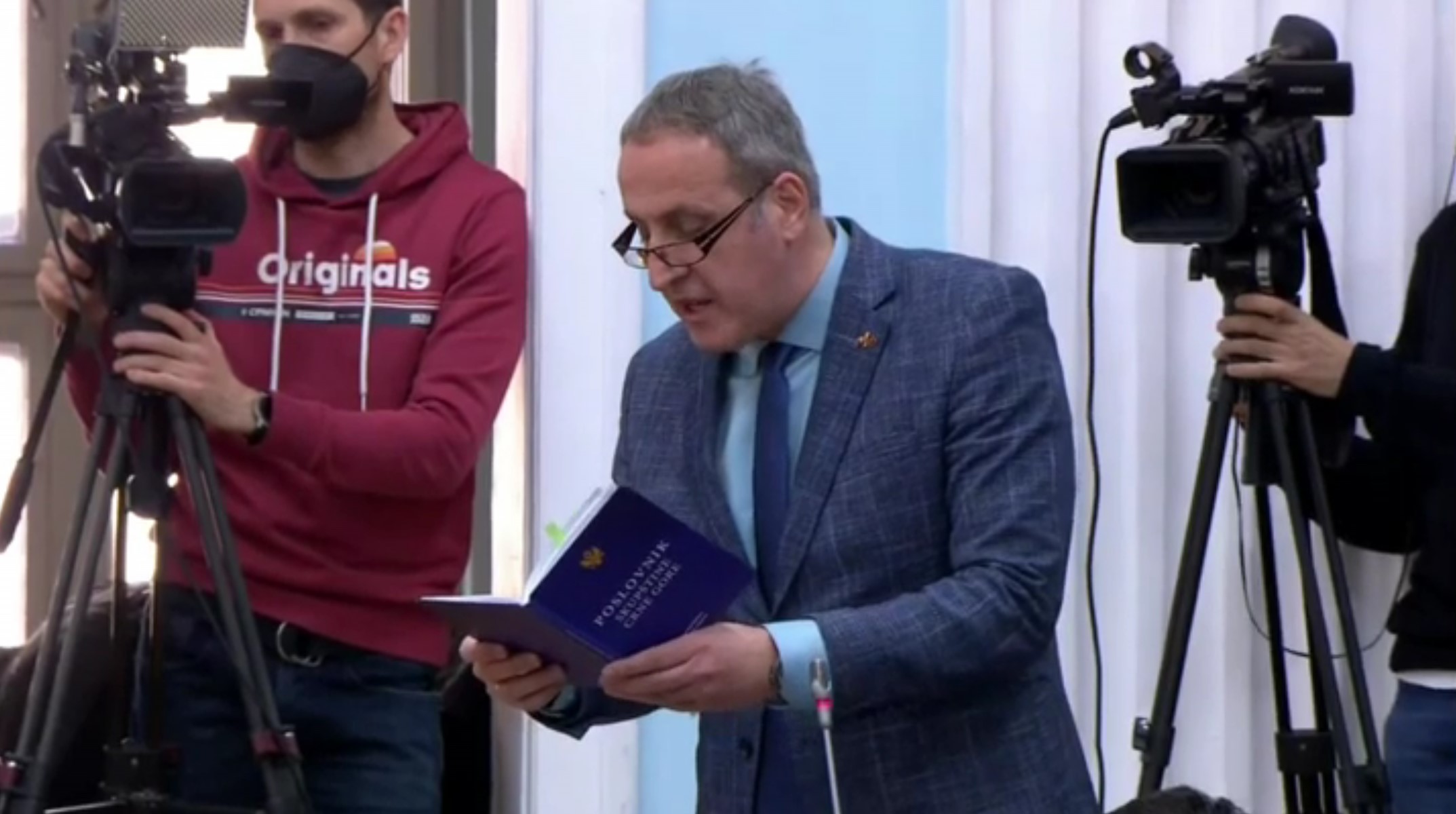 Andrija Popović, baca poslovnik, Skupština Crne Gore Foto: Printscreen/YouTube/Драган Асановић